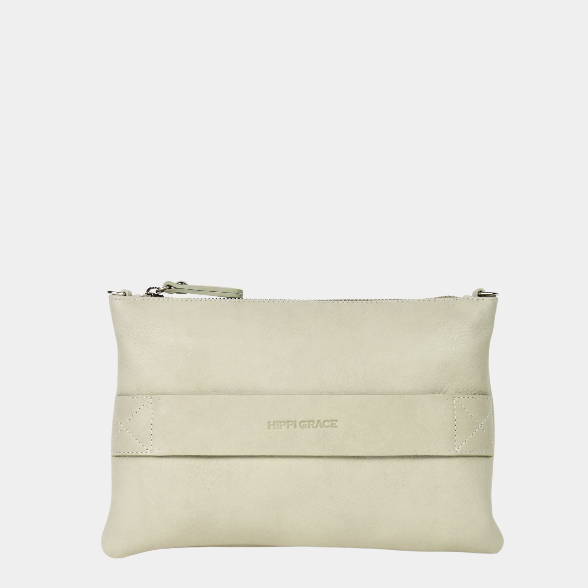 Liten veske i klassisk Ku-skinn med glidelås-lukning, lang skulderstropp og håndleddsstropp. Skinn veske. veske dame. bag. norsk design. Veske i ivory til dame i ekte skinn. Hvit veske til dame. Hippi Grace 3in1 i fargen bohem luxe ivory. Hippi Grace Veske.