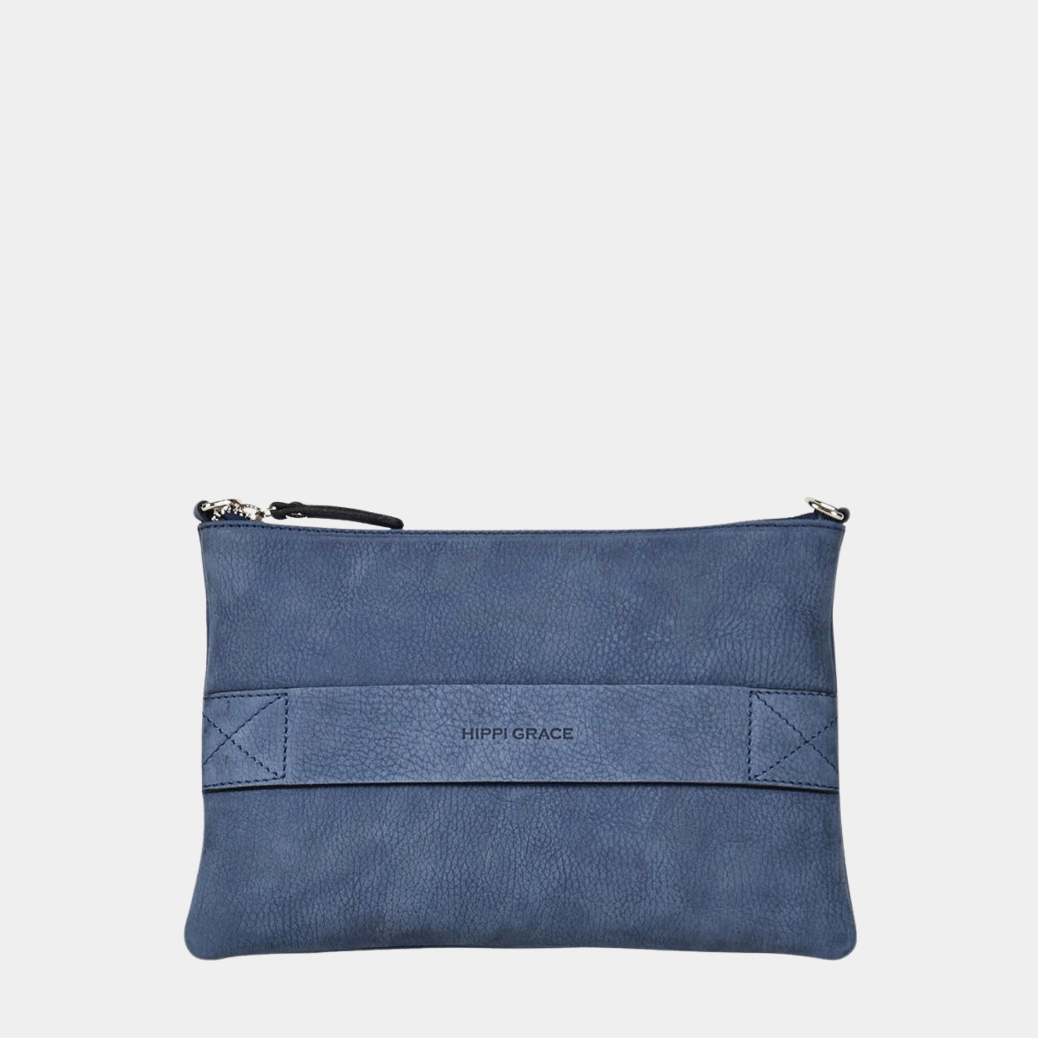 Liten veske i Nobuck Ku-skinn med glidelås-lukning, lang skulderstropp og håndleddsstropp. Veske dame. Liten veske til dame i ekte skinn. Clutch til dame. 3IN1 fra Hippi Grace i fargen Nobuck Jeansblå. liten veske til dame i ekte skinn. veske til dame i ekte skinn. skinn veske. Veske dame. Liten Veske. Mørkeblå veske til dame i ekte skinn. Liten veske i mørkeblå til dame i ekte skinn. Marineblå veske til dame i ekte skinn.