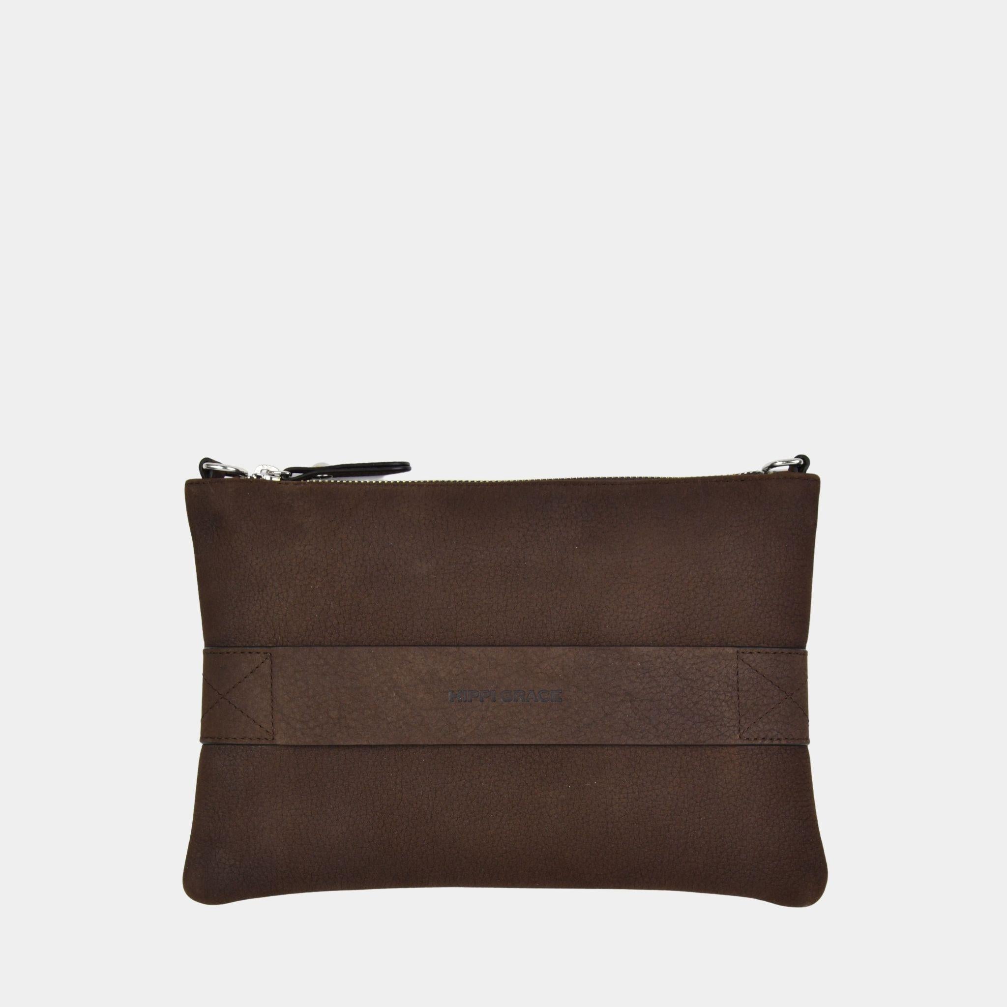 Liten veske i Nobuck Ku-skinn med glidelås-lukning, lang skulderstropp og håndleddsstropp. Veske dame. Liten veske til dame i ekte skinn. Clutch til dame. 3IN1 fra Hippi Grace i fargen Nobuck Mocca. liten veske til dame i ekte skinn. veske til dame i ekte skinn. skinn veske. Veske dame. Liten Veske. Mørk brun veske til dame i ekte skinn. Liten veske i mørkebrun til dame i ekte skinn. Mørkebrun veske til dame i ekte skinn.