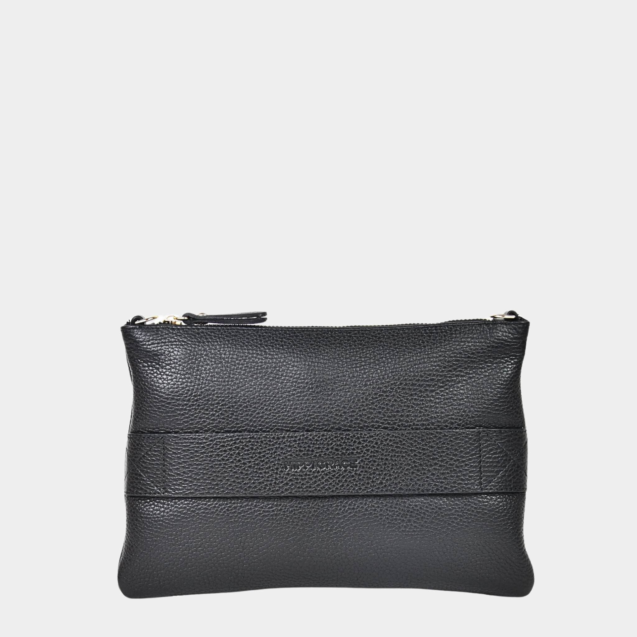 Liten veske i klassisk Ku-skinn med glidelås-lukning, lang skulderstropp og håndleddsstropp. Skinn veske. veske dame. bag. norsk design. sort veske. svart veske. veske i sort til dame i ekte skinn. Veske i svart til dame i ekte skinn. Sort veske til dame i ekte skinn. Svart veske til dame i ekte skinn. Gull detaljer. Hippi Grace 3in1 i fargen klassisk sort med gull. Hippi Grace veske. Sort clutch til dame i ekte skinn med gull detaljer. Liten veske i sort med gull detaljer til dame.