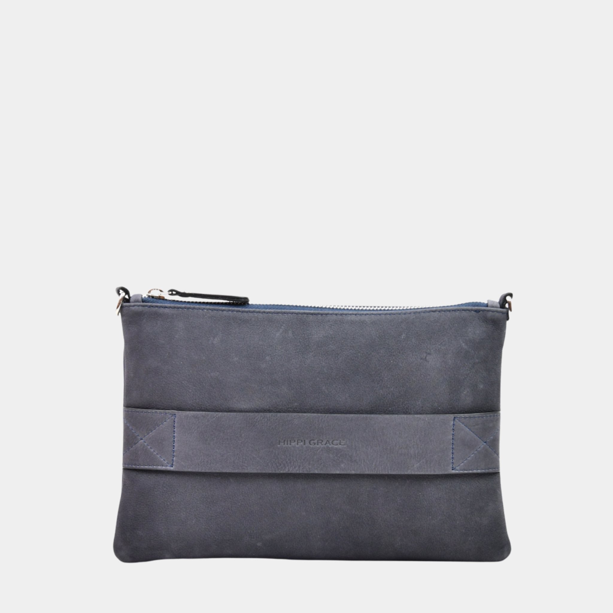 Liten veske i Nobuck Ku-skinn med glidelås-lukning, lang skulderstropp og håndleddsstropp. Veske dame. Liten veske til dame i ekte skinn. Clutch til dame. 3IN1 fra Hippi Grace i fargen Nobuck Marine. liten veske til dame i ekte skinn. veske til dame i ekte skinn. skinn veske. Veske dame. Liten Veske. Mørkeblå veske til dame i ekte skinn. Liten veske i mørkeblå til dame i ekte skinn. Marineblå veske til dame i ekte skinn.