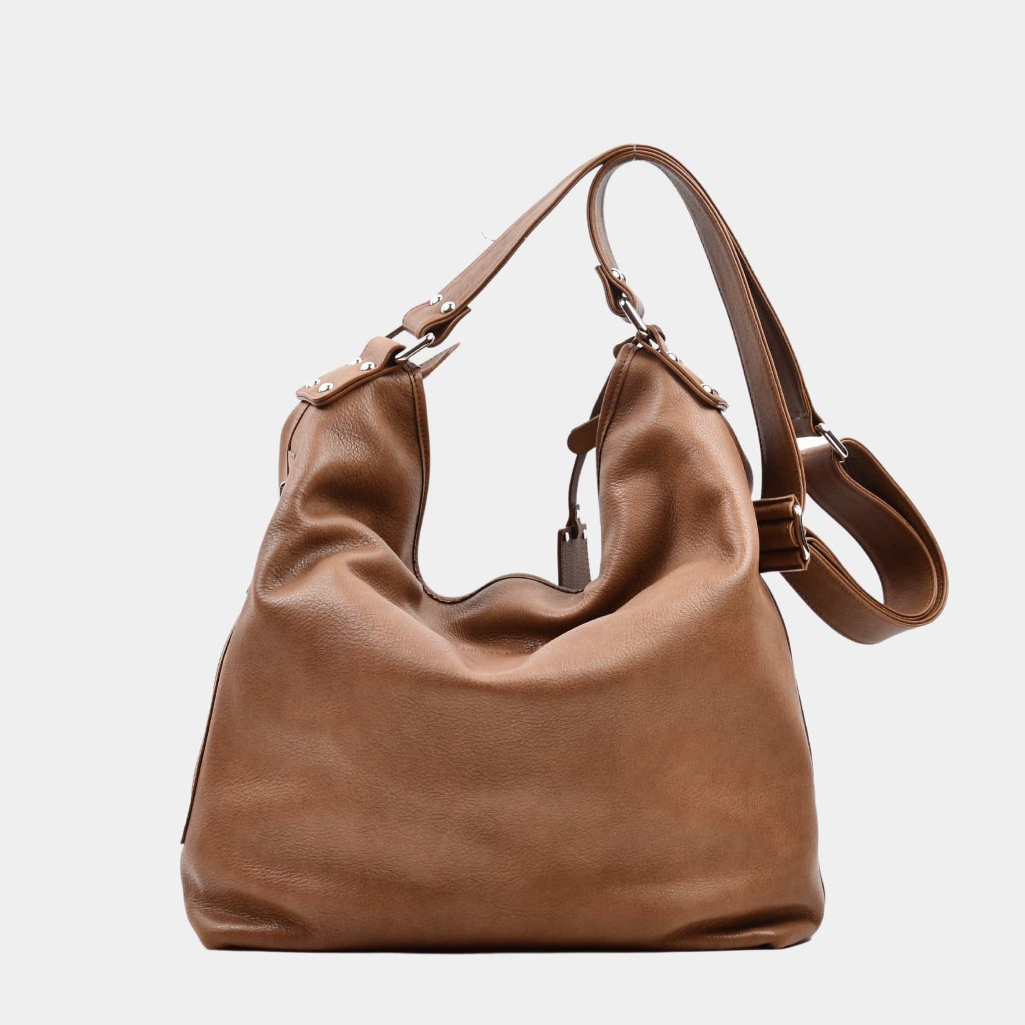 Romslig Crossbody veske fra Hippi Grace. Jobbveske dame. Skoleveske dame. Reiseveske dame. Hverdagsveske dame. PC veske dame. Lysebrun veske til dame i ekte skinn. Bag. Skinn Vekse. PC-veske dame. Norsk Design. Romslig veske i ekte skinn til dame. Hippi Grace Veske Amsterdam i fargen Bohem Luxe Tan. Brun skinnveske til dame. Romslig skoleveske, glidelås-lukning og lang skulderreim.