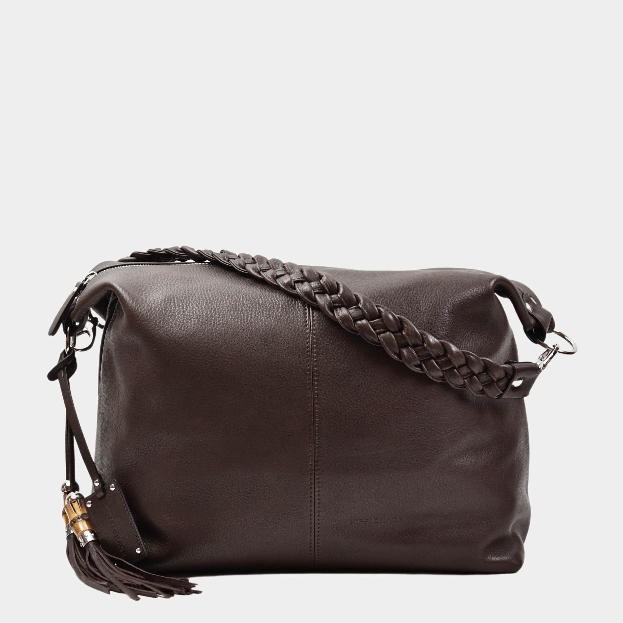 Romslig hverdags-veske i Ku skinn, flettet skulderreim, glidelås-lukning og skinn-frynse detaljer. Veske dame. Skinn Veske til dame. bag. Pc veske dame. Jobbveske dame. Hverdagsveske dame. Skoleveske dame. Reiseveske dame. Stor skinn veske til dame. Barcelona Hippi Grace. Brun veske. Brun skinnveske dame. Mørke brun skinnveske dame. Mørkebrun veske i ekte skinn. Crossbodyveske dame. Skulderveske dame. Hippi Grace Barcelona i fargen Bohem Luxe Mocca. .