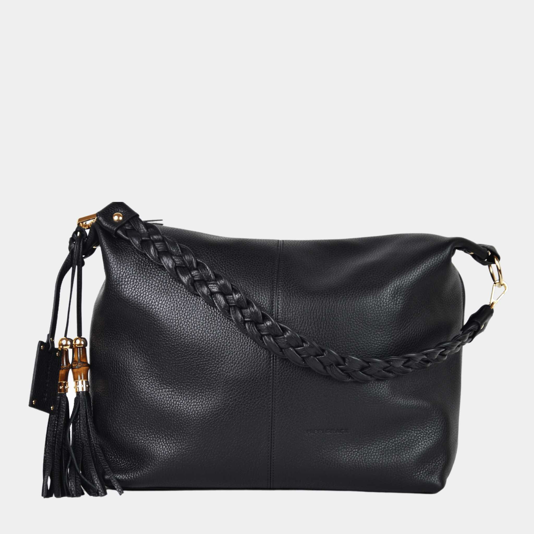 Romslig hverdags-veske i Ku skinn, flettet skulderreim, glidelås-lukning og skinn-frynse detaljer. Veske dame. Skinn Veske til dame. bag. Pc veske dame. Jobbveske dame. Hverdagsveske dame. Skoleveske dame. Reiseveske dame. Stor skinn veske til dame. Barcelona Hippi Grace. Sort veske. Svart veske. Crossbodyveske dame. Skulderveske dame.