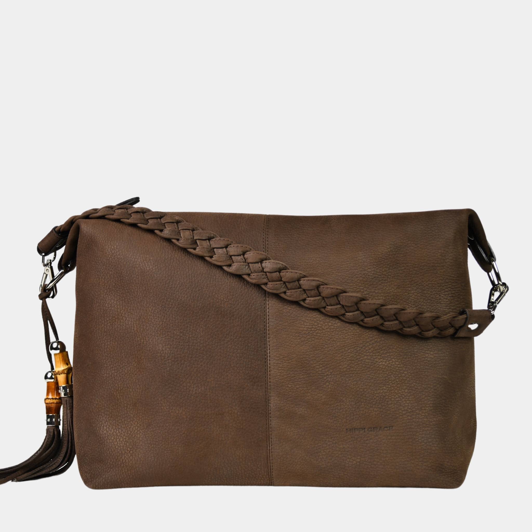 Romslig hverdags-veske i Ku skinn, flettet skulderreim, glidelås-lukning og skinn-frynse detaljer. Veske dame. Skinn Veske til dame. bag. Pc veske dame. Jobbveske dame. Hverdagsveske dame. Skoleveske dame. Reiseveske dame. Stor skinn veske til dame. Barcelona Hippi Grace. Brun veske. Brun skinnveske dame. Mørke brun skinnveske dame. Mørkebrun veske i ekte skinn. Crossbodyveske dame. Skulderveske dame. Hippi Grace Barcelona i fargen Nobuck Mocca.