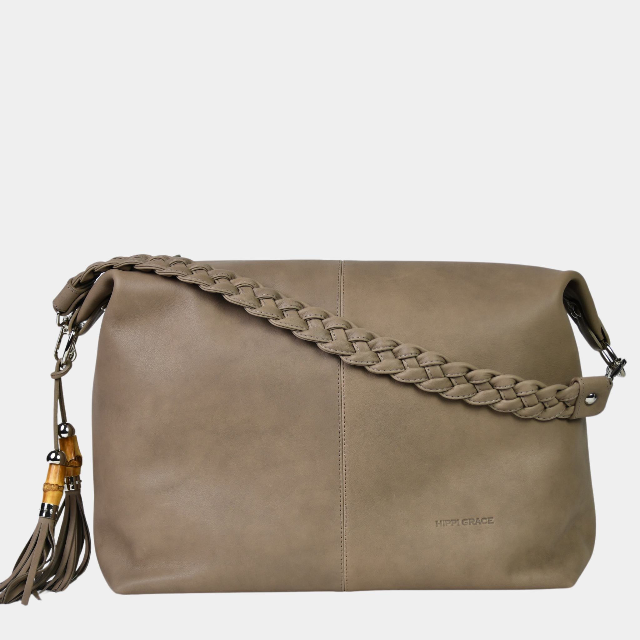 Romslig hverdags-veske i Ku skinn, flettet skulderreim, glidelås-lukning og skinn-frynse detaljer. Veske dame. Skinn Veske til dame. bag. Pc veske dame. Jobbveske dame. Hverdagsveske dame. Skoleveske dame. Reiseveske dame. Stor skinn veske til dame. Barcelona Hippi Grace. Beige veske. Beige skinnveske dame. Lys Beige skinnveske dame. Beige veske i ekte skinn. Crossbodyveske dame. Skulderveske dame. Hippi Grace Barcelona i fargen Bohem luxe beige.