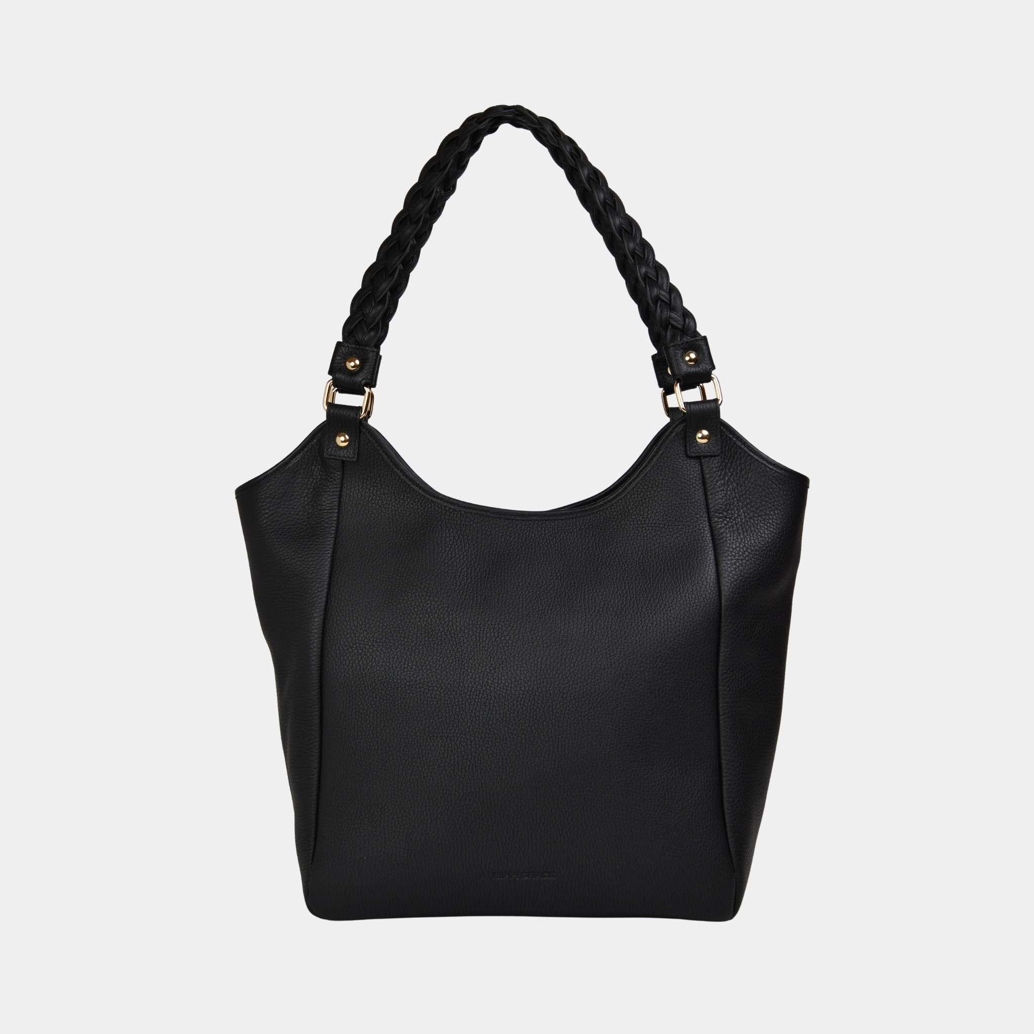 Hippi Grace Bergen New er en stor veske til dame i ekte skinn. Sort veske. Svart Veske. Stor skulderveske til dame i sort. Jobbveske dame i svart. VEsken har et romslig hovedrom med glidelås lukking i topp. Bag. Skinnveske i svart. Skinnveske i sort. Her ser du vesken forfra. norsk design. jobbveske