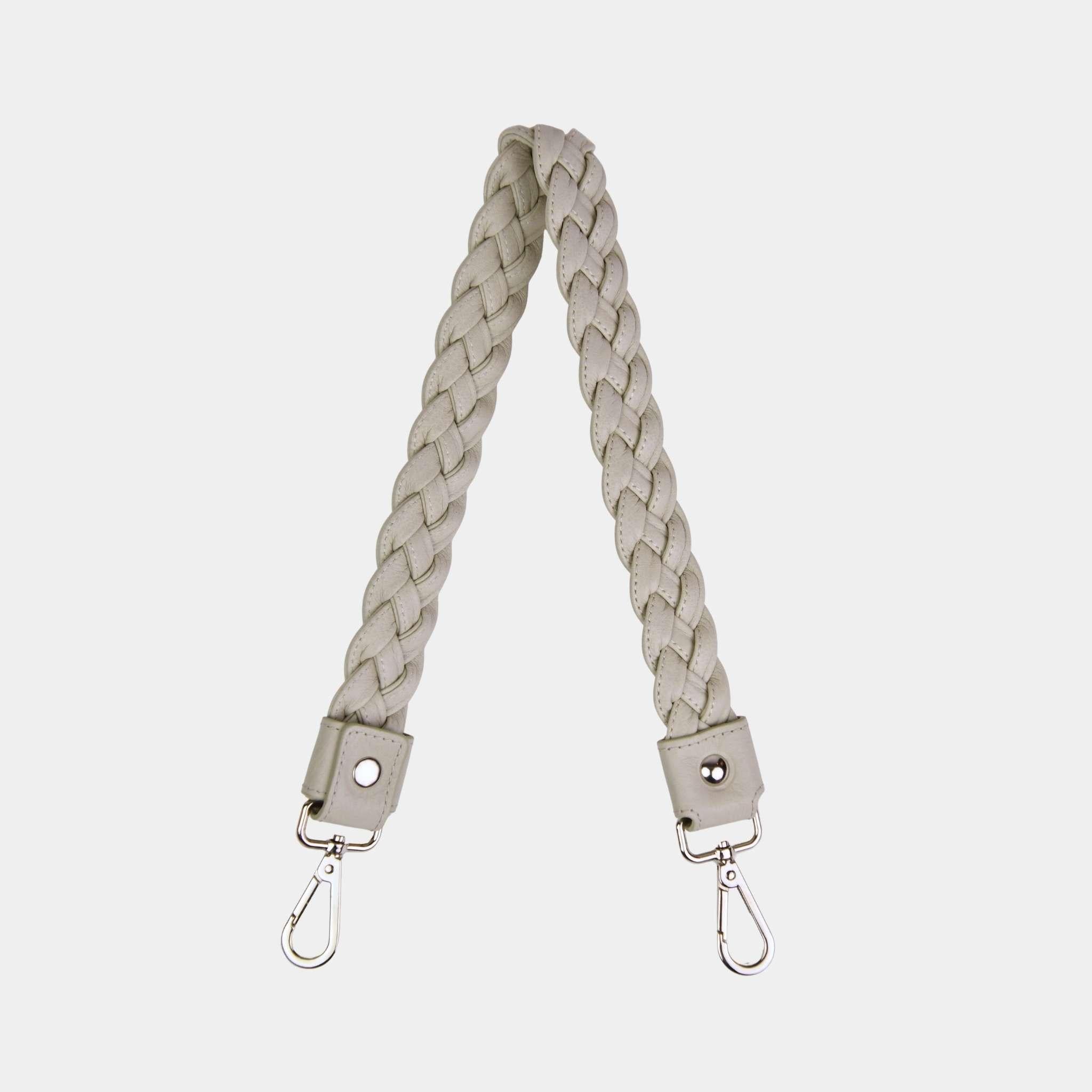 Flettet skulderstropp i Klassisk Ku-skinn, sølvdetaljer. Hippi Grace Flettet Rund Skulderstropp i bohem luxe ivory med sølvdetaljer. Ekte skinn. Norsk Design. Skinnstropp til veske. Skulderstropp til veske. Skinnveske tilbehør. Skulderstropp i ekte skinn med flette detaljer.