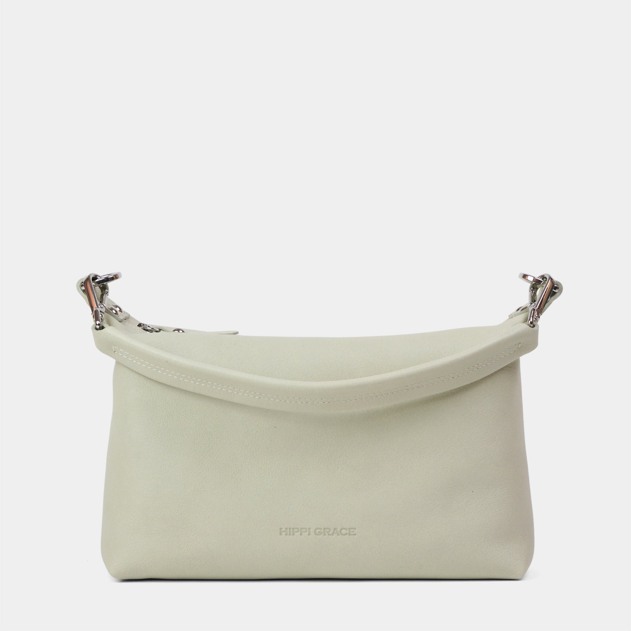 Hippi Grace Lucca i fargen bohem luxe ivory er en liten skinnveske til dame. Vesken har et minimalistisk og tidløst design, og har et praktisk interiør med glidelås lukking i topp. Skinnvesken kommer med en skulderstropp og en regulerbar crossbody stropp, begge avtagbare. Norsk Design. Lysebrun skinnveske dame. Brun Veske dame. Hverdagsveske. Festveske. Ekte skinn. Bærekraftig. Skulderveske dame. Crossbody veske dame. Crossbodyveske. Små veske. Mindre veske.