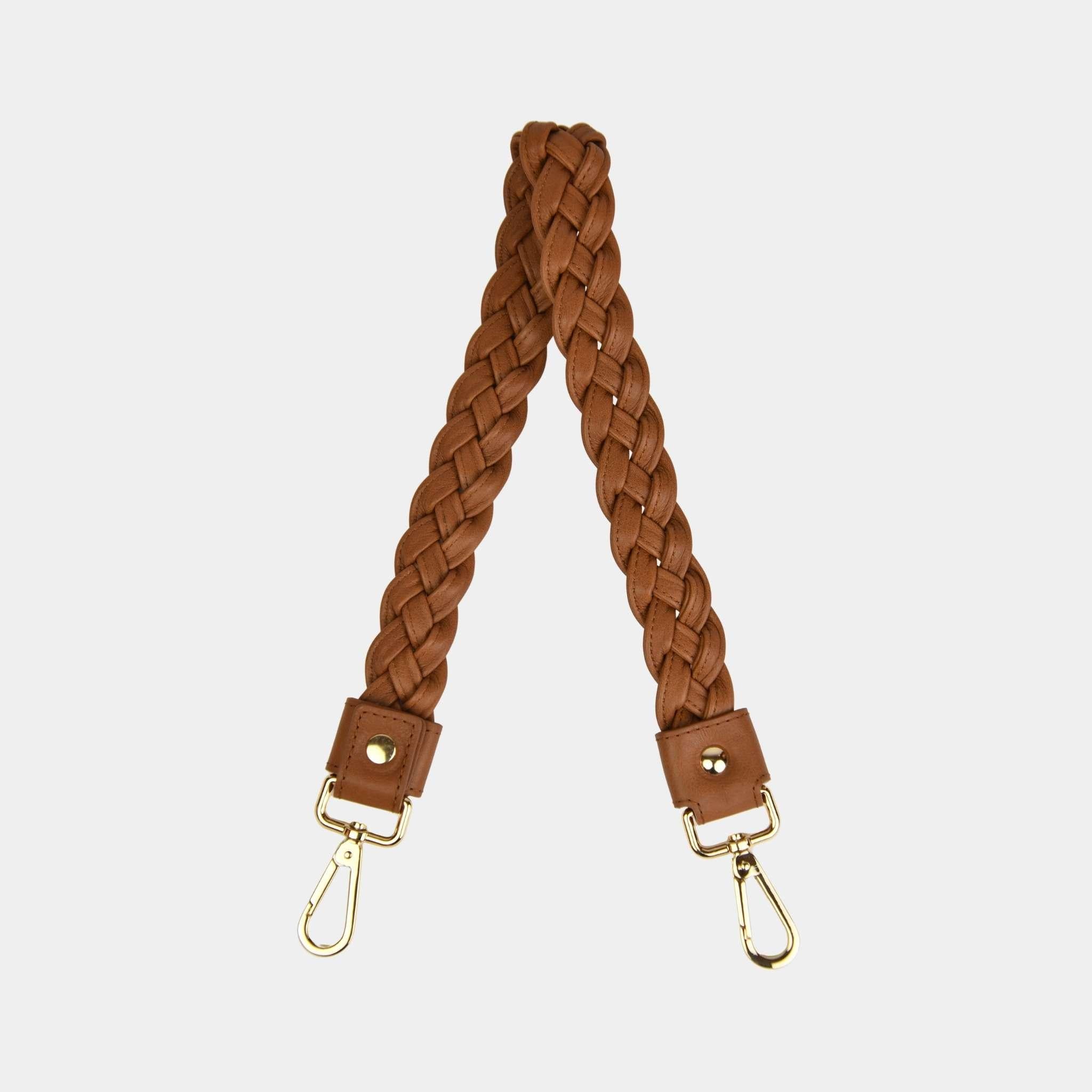 Flettet skulderstropp i Klassisk Ku-skinn, gulldetaljer. Hippi Grace Flettet Rund Skulderstropp i bohem luxe tan med gulldetaljer. Ekte skinn. Norsk Design. Skinnstropp til veske. Skulderstropp til veske. Skinnveske tilbehør. Skulderstropp i ekte skinn med flette detaljer.