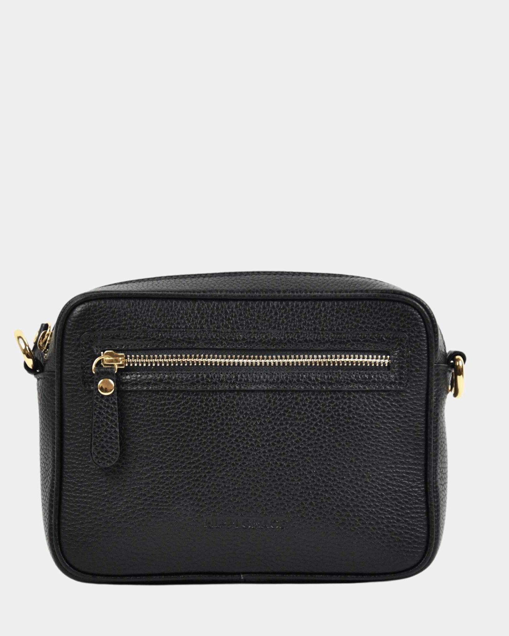 Hippi Grace Brighton er en liten veske til dame i ekte skinn. Vesken kommer med en regulerbar crossbody stropp. Vesken har et praktisk interiør med glidelås lukking i topp, samt en glidelås lomme på forsiden av vesken. Liten Skinnveske Til Dame. Sort Skinnveske til dame. Liten veske til dame i Sort. Svart skinnveske. Liten Crossbody veske. Veske Dame. Brighton i klassisk sort med gull detaljer. Norsk Design.