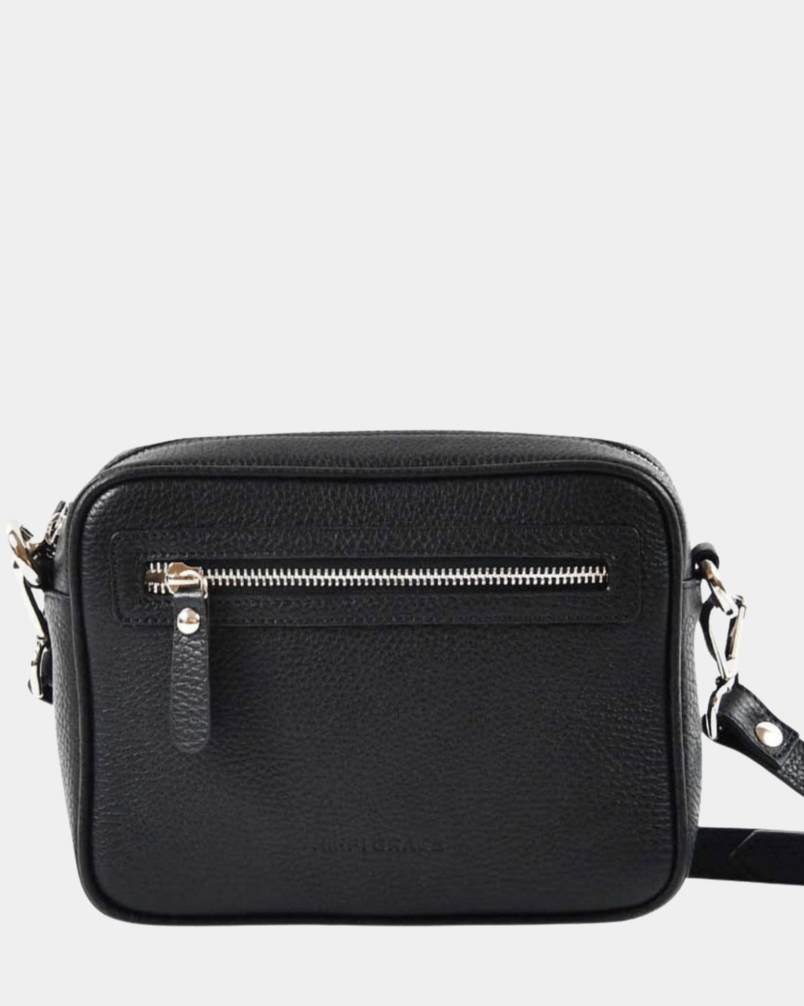 Hippi Grace Brighton er en liten veske til dame i ekte skinn. Vesken kommer med en regulerbar crossbody stropp. Vesken har et praktisk interiør med glidelås lukking i topp, samt en glidelås lomme på forsiden av vesken. Liten Skinnveske Til Dame. Sort Skinnveske til dame. Liten veske til dame i Sort. Svart skinnveske. Liten Crossbody veske. Veske Dame. Brighton i klassisk sort med sølv detaljer. Norsk Design.