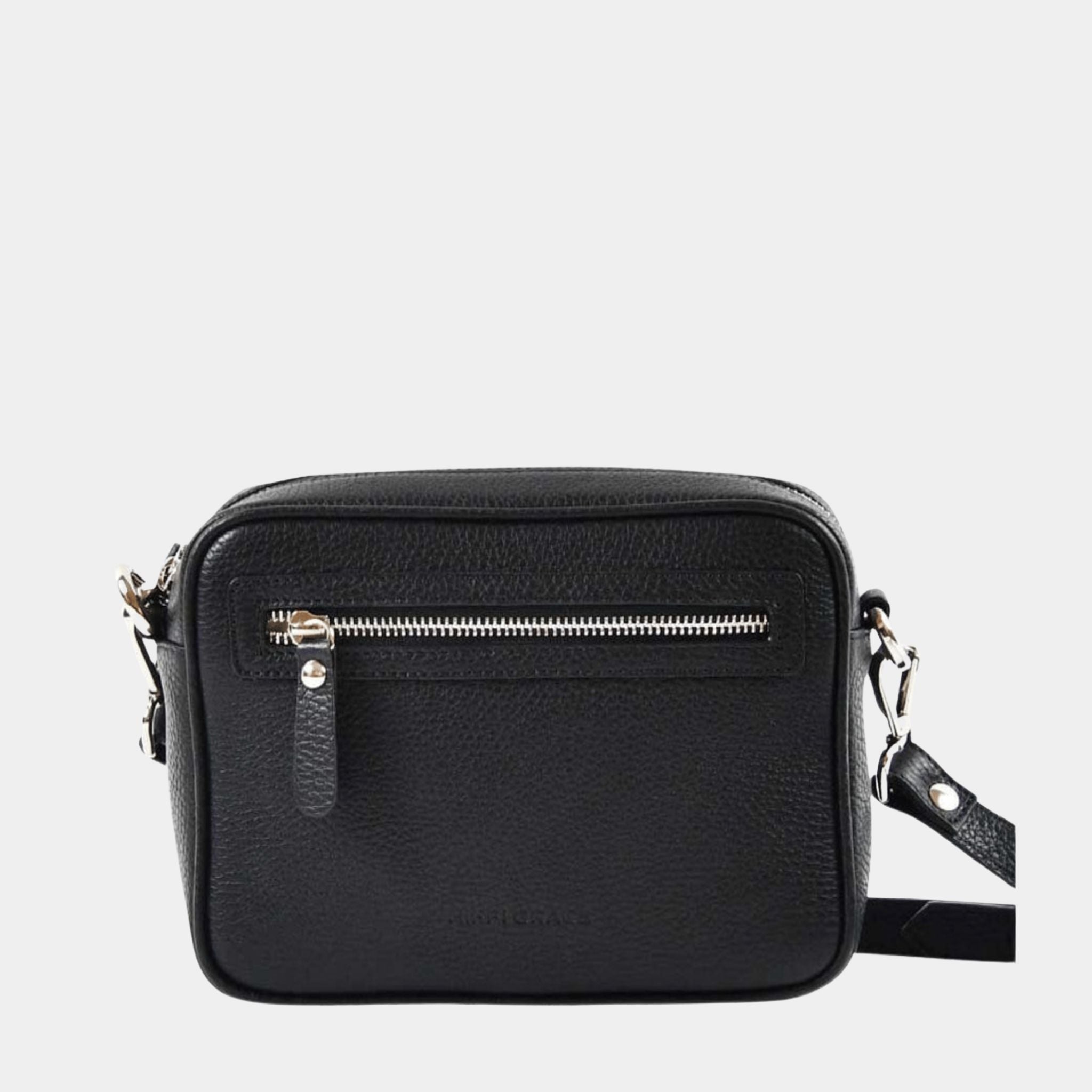 Hippi Grace Brighton er en liten veske til dame i ekte skinn. Vesken kommer med en regulerbar crossbody stropp. Vesken har et praktisk interiør med glidelås lukking i topp, samt en glidelås lomme på forsiden av vesken. Liten Skinnveske Til Dame. Sort Skinnveske til dame. Liten veske til dame i Sort. Svart skinnveske. Liten Crossbody veske. Veske Dame. Brighton i klassisk sort med sølv detaljer. Norsk Design.