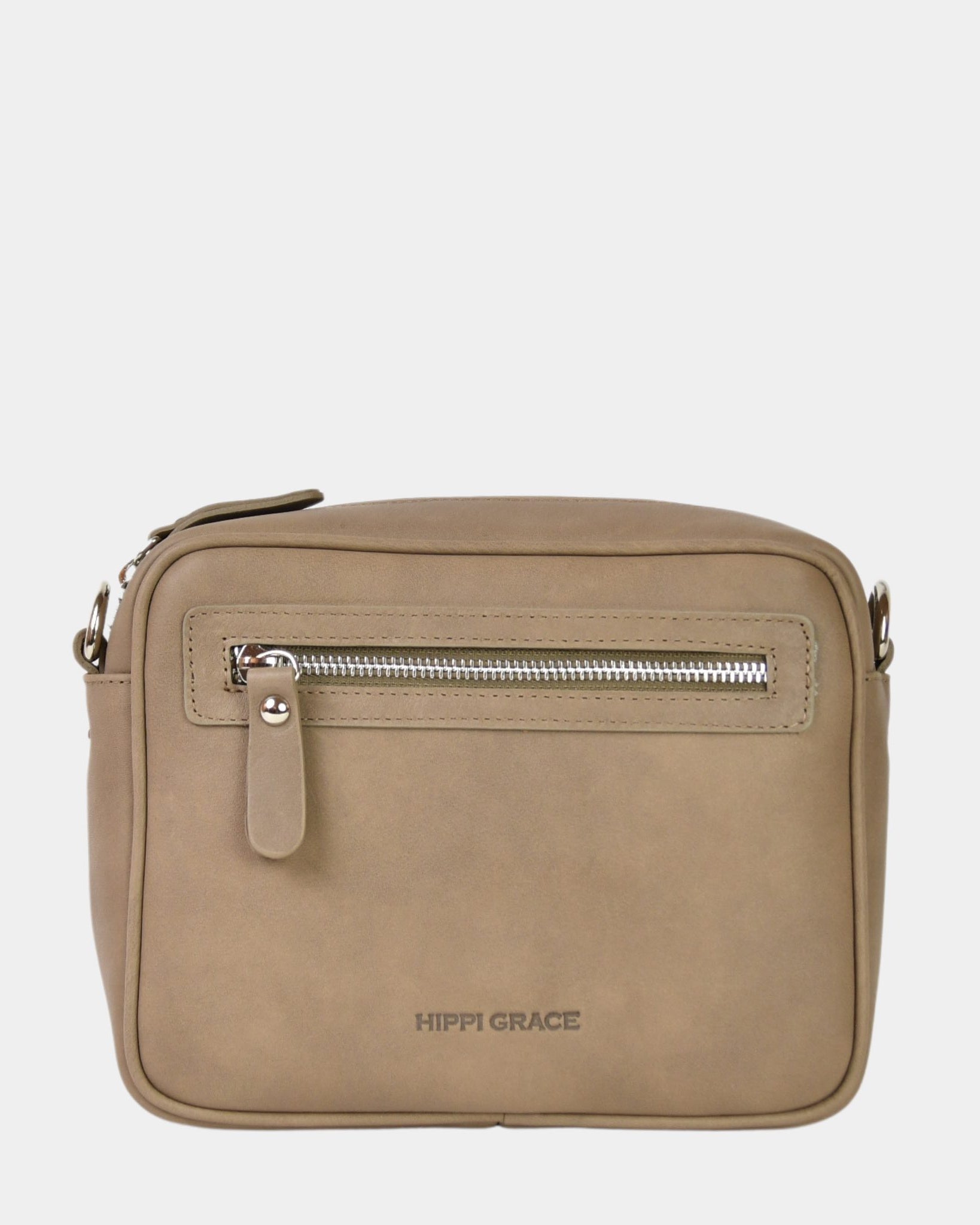 Hippi Grace Brighton er en liten veske til dame i ekte skinn. Vesken kommer med en regulerbar crossbody stropp. Vesken har et praktisk interiør med glidelås lukking i topp, samt en glidelås lomme på forsiden av vesken. Liten Skinnveske Til Dame. Lys beige Skinnveske til dame. Liten veske til dame i lys beige. Beige skinnveske. Liten Crossbody veske. Veske Dame. Brighton i fargen bohem luxe beige med sølv detaljer. Norsk Design.