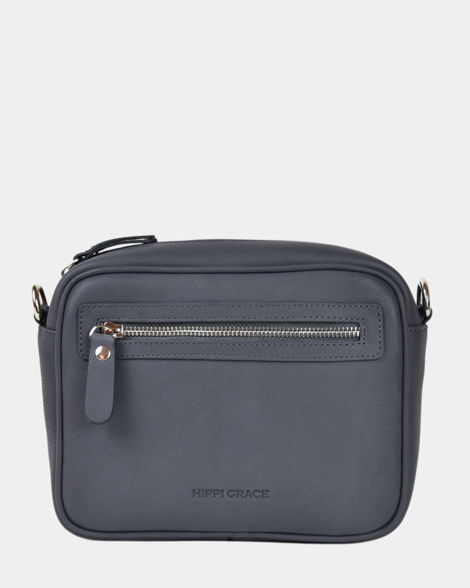 Hippi Grace Brighton er en liten veske til dame i ekte skinn. Vesken kommer med en regulerbar crossbody stropp. Vesken har et praktisk interiør med glidelås lukking i topp, samt en glidelås lomme på forsiden av vesken. Liten Skinnveske Til Dame. Blålilla Skinnveske til dame. Liten veske til dame i indigo. Blå skinnveske. Liten Crossbody veske. Veske Dame. Brighton i bohem luxe Indigo. Norsk Design.
