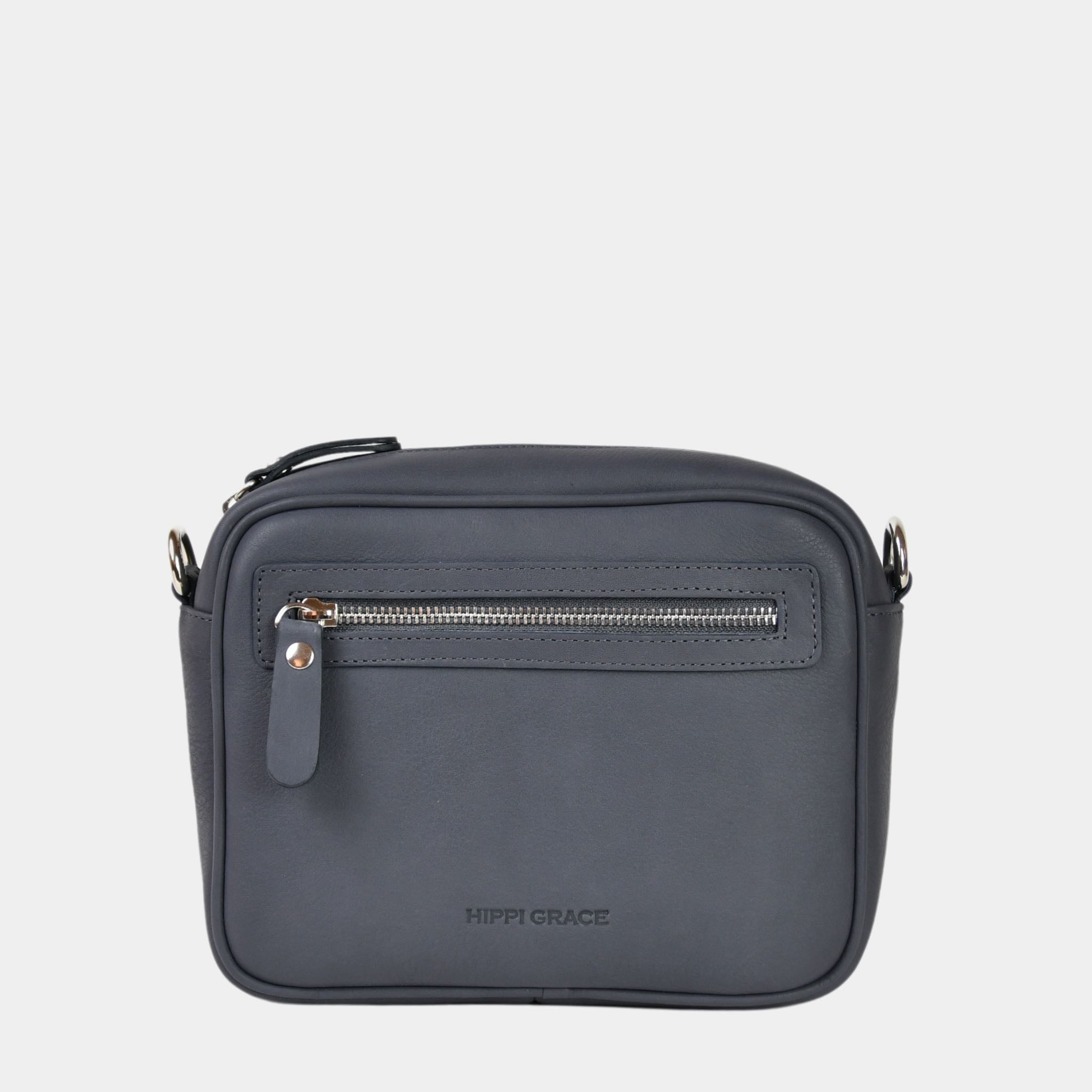 Hippi Grace Brighton er en liten veske til dame i ekte skinn. Vesken kommer med en regulerbar crossbody stropp. Vesken har et praktisk interiør med glidelås lukking i topp, samt en glidelås lomme på forsiden av vesken. Liten Skinnveske Til Dame. Blålilla Skinnveske til dame. Liten veske til dame i indigo. Blå skinnveske. Liten Crossbody veske. Veske Dame. Brighton i bohem luxe Indigo. Norsk Design.