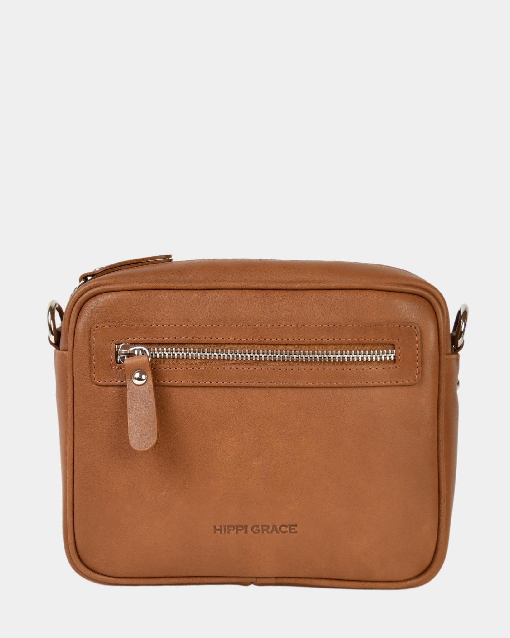 Hippi Grace Brighton er en liten veske til dame i ekte skinn. Vesken kommer med en regulerbar crossbody stropp. Vesken har et praktisk interiør med glidelås lukking i topp, samt en glidelås lomme på forsiden av vesken. Liten Skinnveske Til Dame. Lysebrun Skinnveske til dame. Liten veske til dame i brun. Brun skinnveske. Liten Crossbody veske. Veske Dame. Brighton i bohem luxe tan. Norsk Design.
