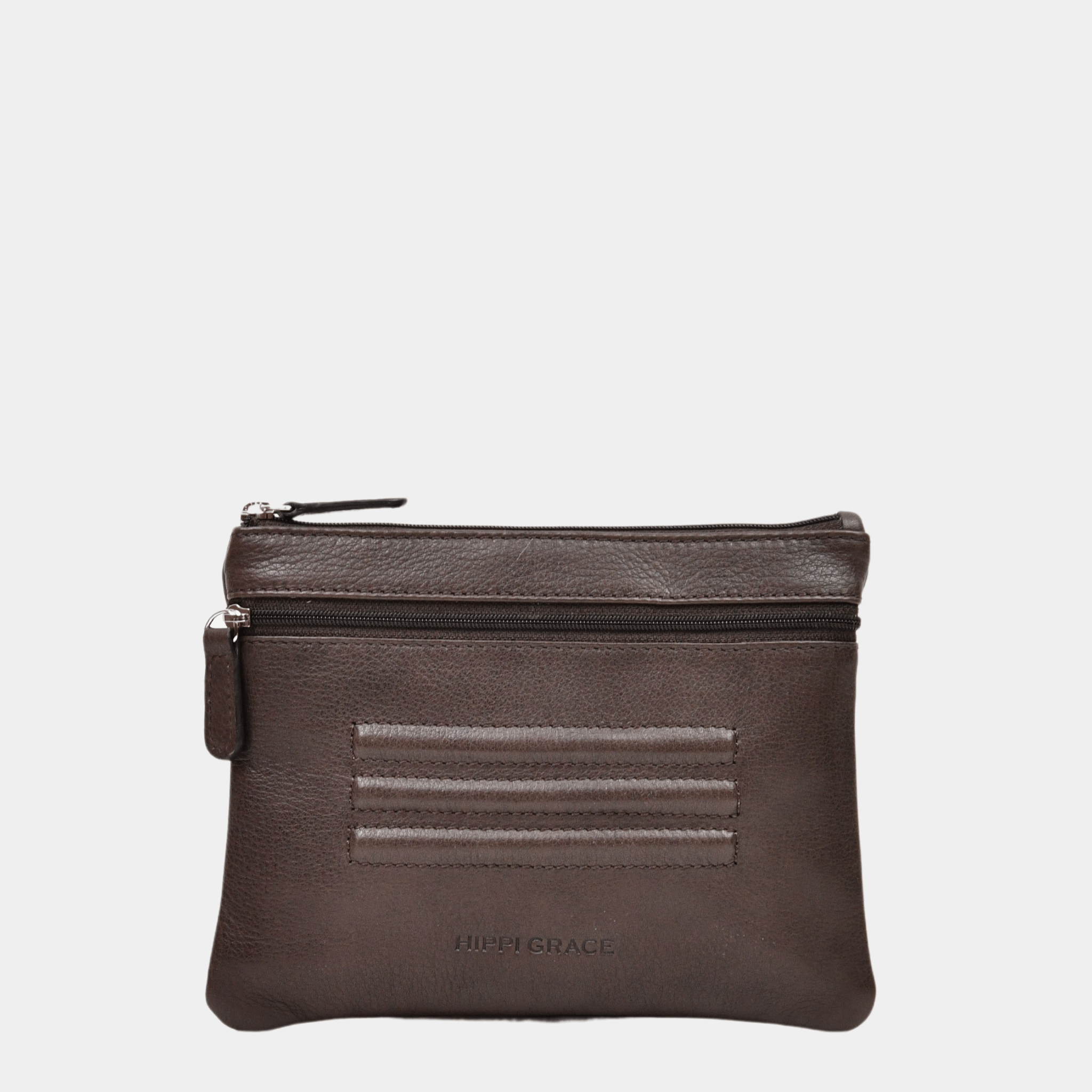 Hippi Grace Cadizfornia er en Liten veske til dame i ekte skinn, crossbody skulderstropp, håndeddstropp,utvendig glidelås-lomme foran og bak, glidelås lukking, sølvdetaljer. Hippi Grace Cadizfornia i fargen Bohem Luxe Mocca med sølv detaljer. Brun veske. Mørkebrun Veske. Veske Dame. Norsk Design. Liten Crossbody veske dame. Vesken har et praktisk interiør og har glidelås lukking i topp.