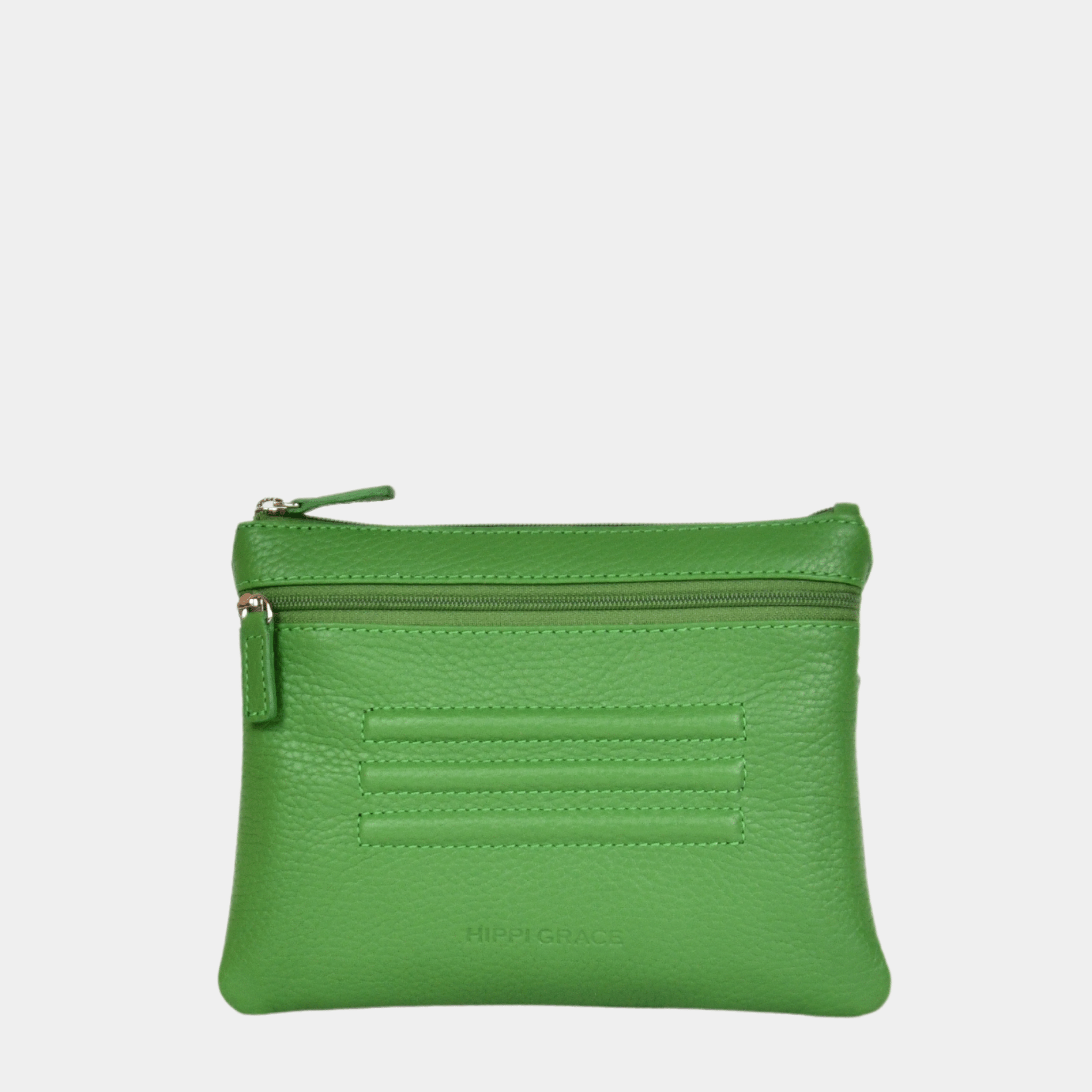 Hippi Grace Cadizfornia er en Liten veske til dame i ekte skinn, crossbody skulderstropp, håndeddstropp,utvendig glidelås-lomme foran og bak, glidelås lukking, sølvdetaljer. Hippi Grace Cadizfornia i fargen Klassisk Hierba med sølv detaljer. Hierba veske. Grønn Veske. Veske Dame. Norsk Design. Liten Crossbody veske dame. Vesken har et praktisk interiør og har glidelås lukking i topp.