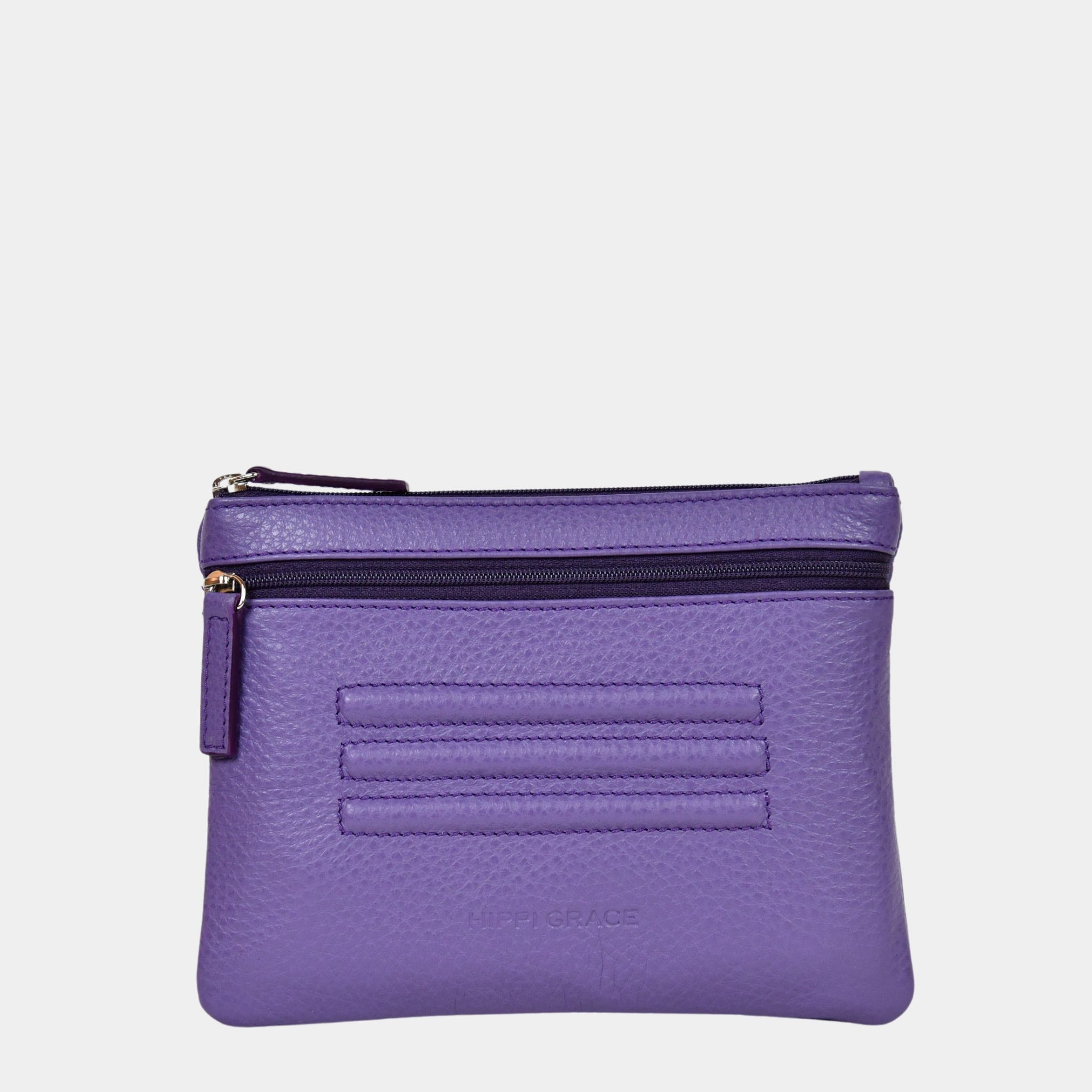 Hippi Grace Cadizfornia er en Liten veske til dame i ekte skinn, crossbody skulderstropp, håndeddstropp,utvendig glidelås-lomme foran og bak, glidelås lukking, sølvdetaljer. Hippi Grace Cadizfornia i fargen Klassisk Purple med sølv detaljer. Mørkelilla veske. Lilla Veske. Veske Dame. Norsk Design. Liten Crossbody veske dame. Vesken har et praktisk interiør og har glidelås lukking i topp.