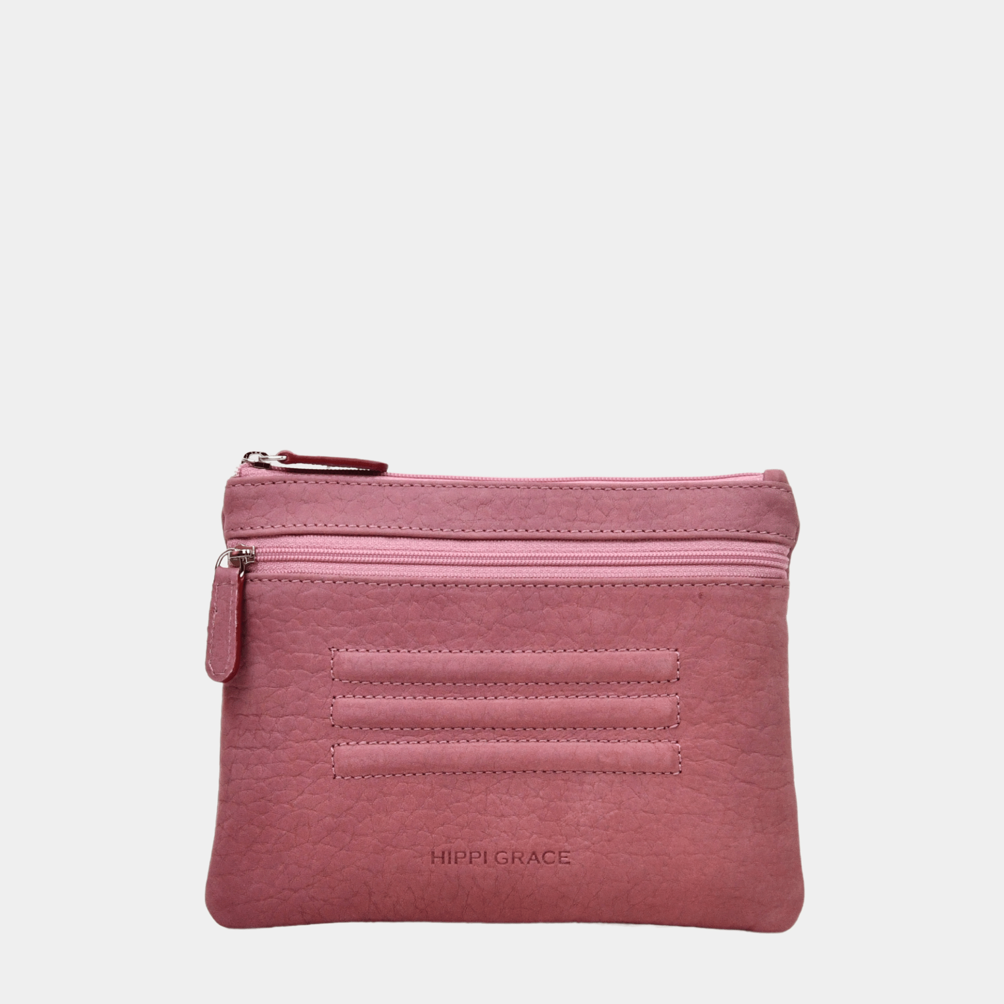 Hippi Grace Cadizfornia er en Liten veske til dame i ekte skinn, crossbody skulderstropp, håndeddstropp,utvendig glidelås-lomme foran og bak, glidelås lukking, sølvdetaljer. Hippi Grace Cadizfornia i fargen nobuck Rose med sølv detaljer. Rosa veske. Lyserosa Veske. Veske Dame. Norsk Design. Liten Crossbody veske dame. Vesken har et praktisk interiør og har glidelås lukking i topp.