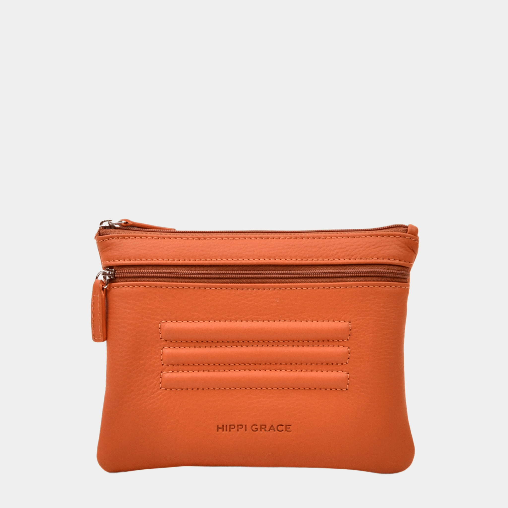 Hippi Grace Cadizfornia er en Liten veske til dame i ekte skinn, crossbody skulderstropp, håndeddstropp,utvendig glidelås-lomme foran og bak, glidelås lukking, sølvdetaljer. Hippi Grace Cadizfornia i fargen Superior Orange med sølv detaljer. Oransj veske. Oransje Veske. Veske Dame. Norsk Design. Liten Crossbody veske dame. Vesken har et praktisk interiør og har glidelås lukking i topp.