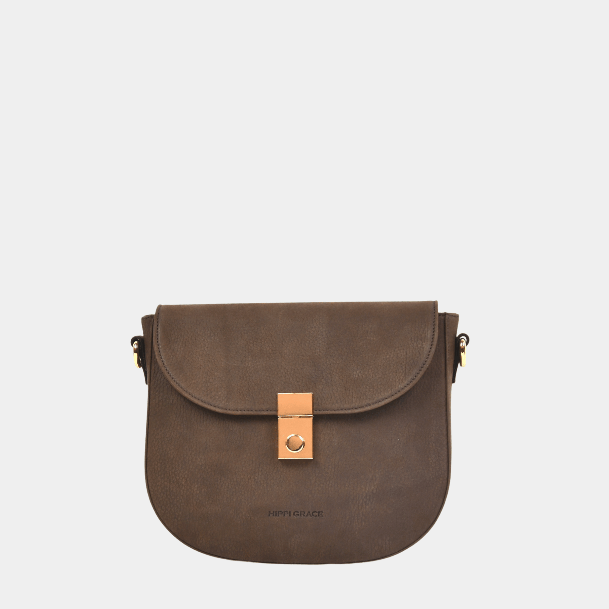Liten veske i Ku-skinn, crossbody skulderstropp, klikk-lås i gulldetaljer. Hippi Grace Chicago i Nobuck Mocca er en veske til dame i ekte skinn. Det er en mellomstor crossbody veske, som passer perfekt til hverdagen og fest. Mellomstor veske dame. Hverdagsveske. Festveske. Liten veske. Mellomstor veske. Crossbody veske. Liten veske i skinn til dame.