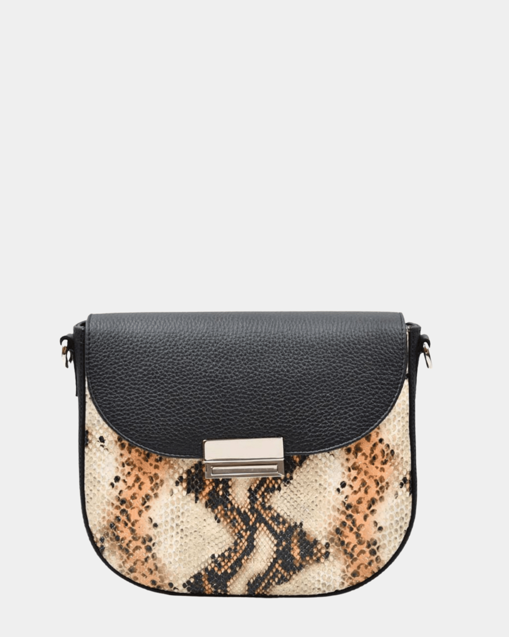 Liten veske i Ku-skinn, crossbody skulderstropp, klikk-lås i gulldetaljer. Hippi Grace Chicago i Klassisk Sort og Snake er en veske til dame i ekte skinn. Det er en mellomstor crossbody veske, som passer perfekt til hverdagen og fest. Mellomstor veske dame. Hverdagsveske. Festveske. Liten veske. Mellomstor veske. Crossbody veske. Liten veske i skinn til dame. Svart veske. Sort veske.
