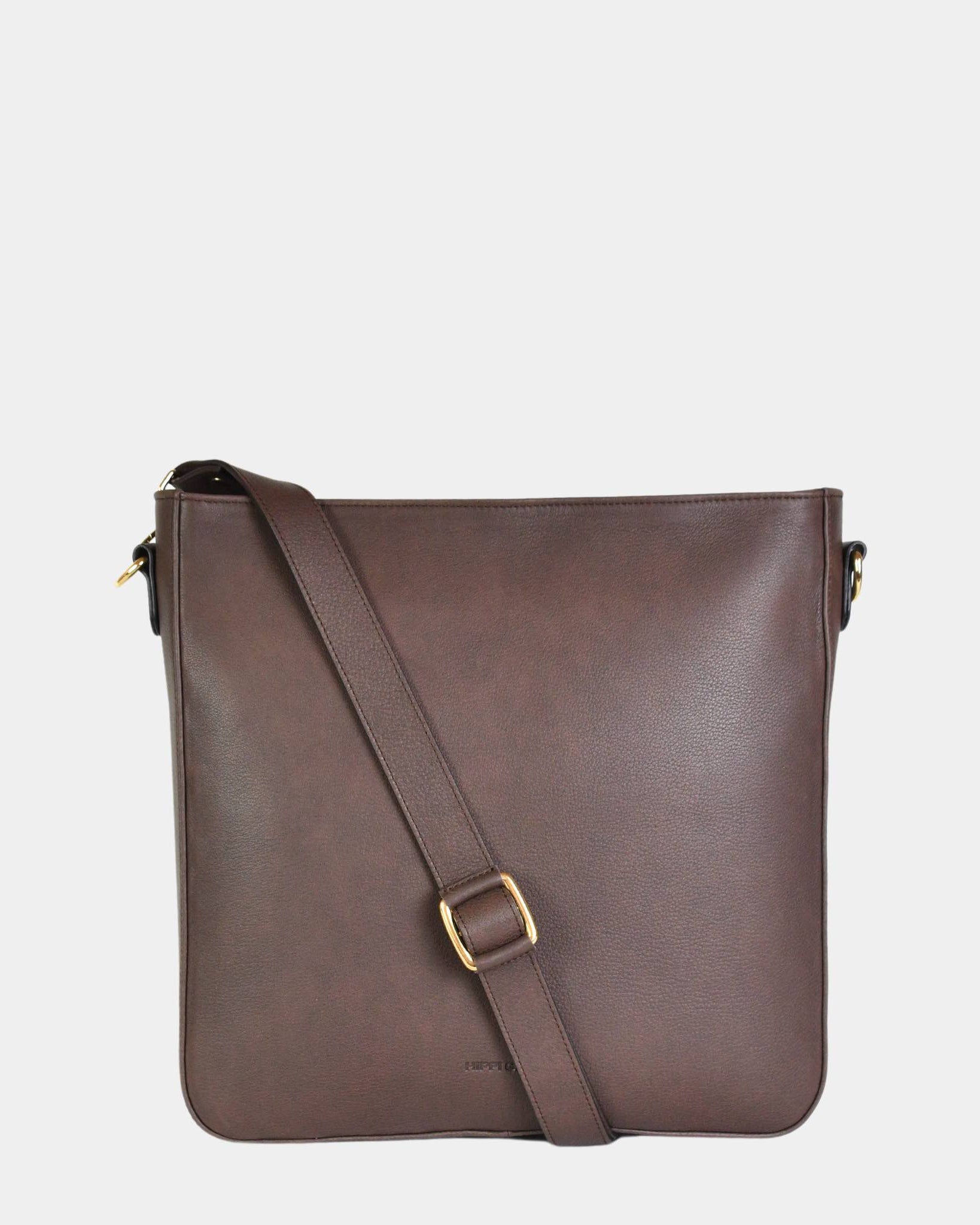 Veske i kvalitetsskinn, crossbody skulderstropp, glidelås-lukning i topp. Norsk Design. Hippi Grace Copenhagen i bohem luxe mocca er en stor veske til dame laget av ekte skinn. Skinnvesken kommer med en regulerbar crossbody stropp, og har et romslig interiør med flere lommer og glidelås lukking i topp. Den passer perfekt som jobbveske, skoleveske, hverdagsveske eller reiseveske. Mørkegrønn veske dame. Grønn veske i ekte skinn. Norsk design.