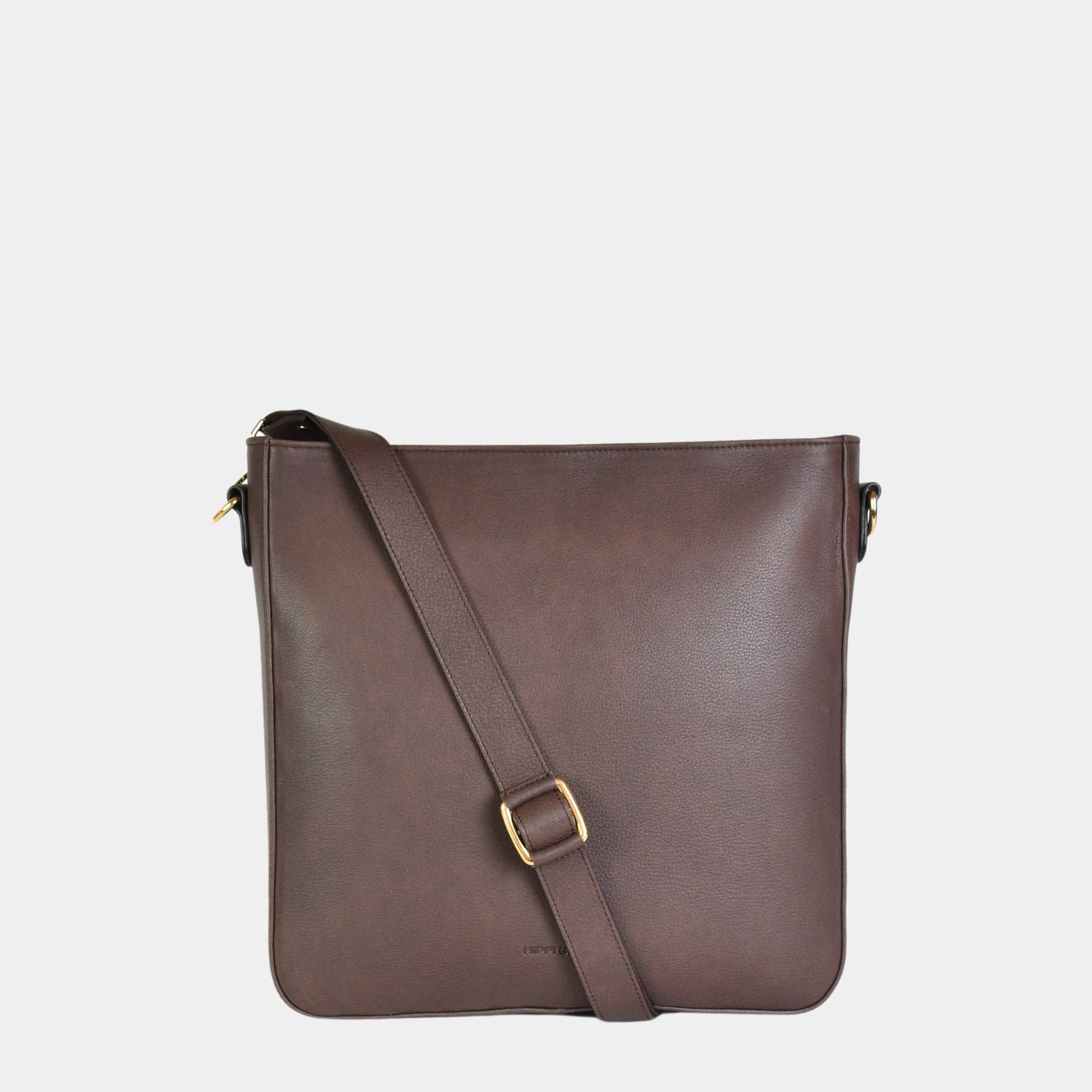 Veske i kvalitetsskinn, crossbody skulderstropp, glidelås-lukning i topp. Norsk Design. Hippi Grace Copenhagen i bohem luxe mocca er en stor veske til dame laget av ekte skinn. Skinnvesken kommer med en regulerbar crossbody stropp, og har et romslig interiør med flere lommer og glidelås lukking i topp. Den passer perfekt som jobbveske, skoleveske, hverdagsveske eller reiseveske. Mørkegrønn veske dame. Grønn veske i ekte skinn. Norsk design.