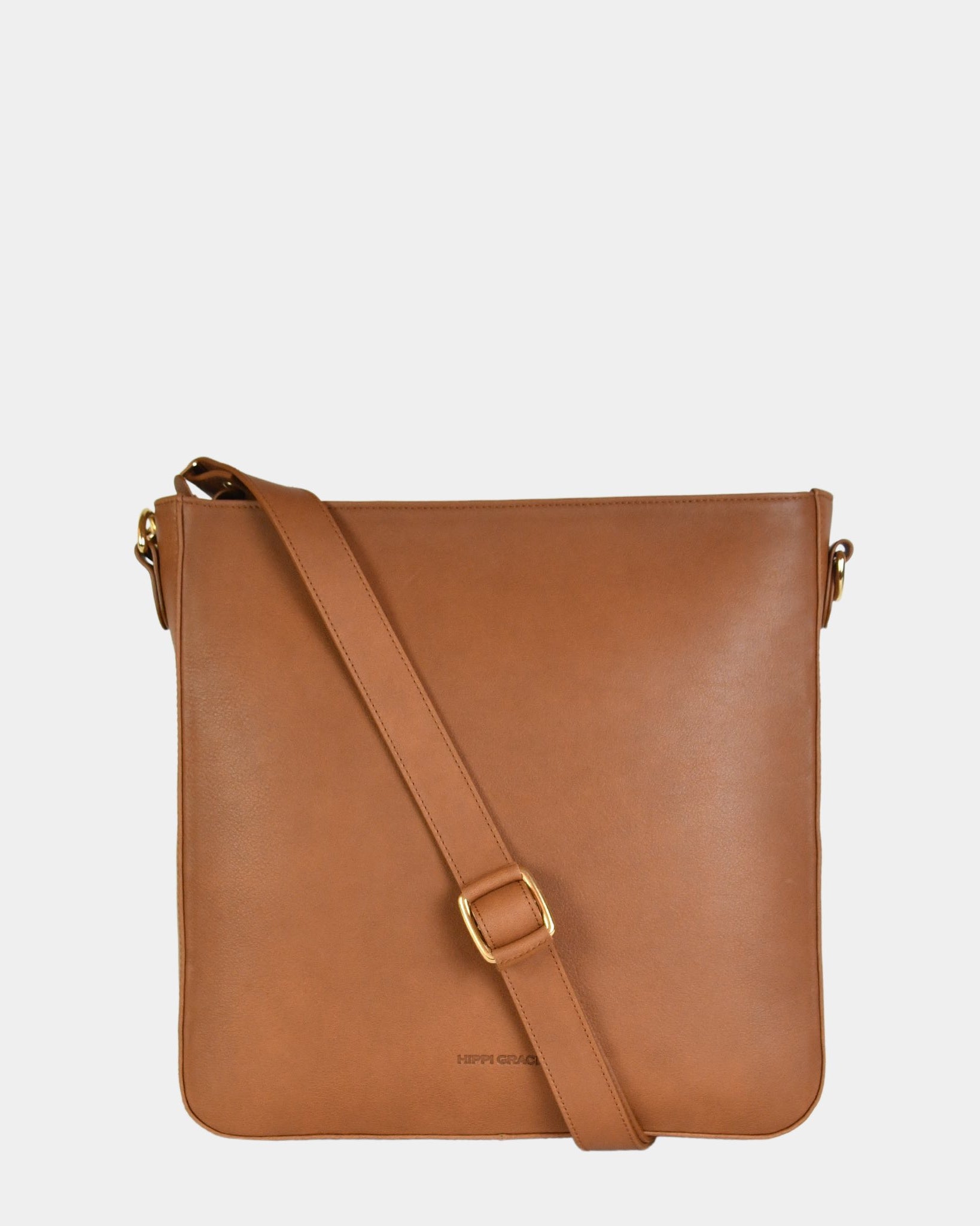 Veske i kvalitetsskinn, crossbody skulderstropp, glidelås-lukning i topp. Norsk Design. Hippi Grace Copenhagen i bohem luxe tan er en stor veske til dame laget av ekte skinn. Skinnvesken kommer med en regulerbar crossbody stropp, og har et romslig interiør med flere lommer og glidelås lukking i topp. Den passer perfekt som jobbveske, skoleveske, hverdagsveske eller reiseveske. Mørkegrønn veske dame. Grønn veske i ekte skinn. Norsk design.