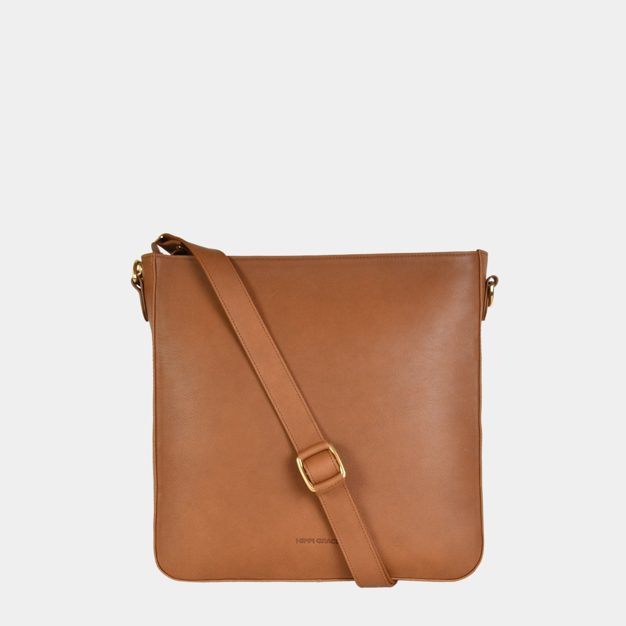 Veske i kvalitetsskinn, crossbody skulderstropp, glidelås-lukning i topp. Norsk Design. Hippi Grace Copenhagen i bohem luxe tan er en stor veske til dame laget av ekte skinn. Skinnvesken kommer med en regulerbar crossbody stropp, og har et romslig interiør med flere lommer og glidelås lukking i topp. Den passer perfekt som jobbveske, skoleveske, hverdagsveske eller reiseveske. Mørkegrønn veske dame. Grønn veske i ekte skinn. Norsk design.