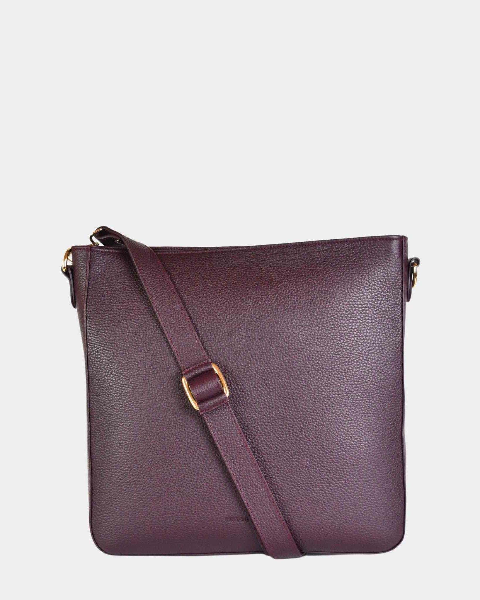 Veske i kvalitetsskinn, crossbody skulderstropp, glidelås-lukning i topp. Norsk Design. Hippi Grace Copenhagen i klassisk burgunder er en stor veske til dame laget av ekte skinn. Skinnvesken kommer med en regulerbar crossbody stropp, og har et romslig interiør med flere lommer og glidelås lukking i topp. Den passer perfekt som jobbveske, skoleveske, hverdagsveske eller reiseveske. Mørkegrønn veske dame. Grønn veske i ekte skinn. Norsk design.
