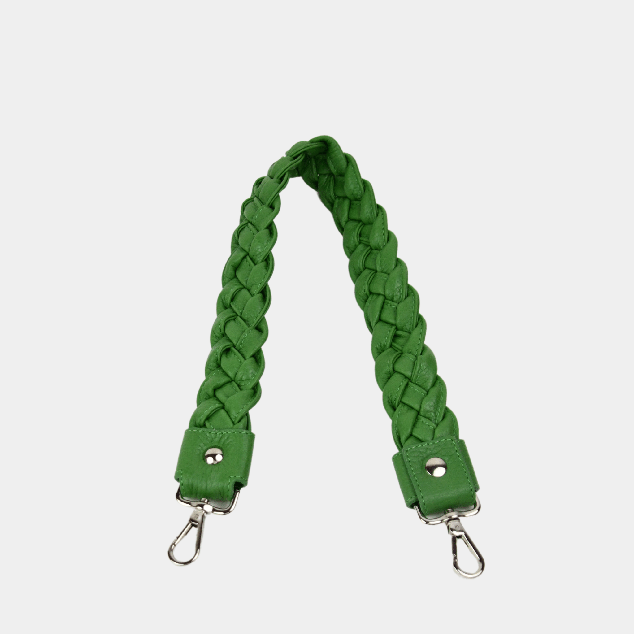 Flettet skulderstropp i Klassisk Ku-skinn, sølvdetaljer. Hippi Grace Flettet Rund Skulderstropp i klassisk hierba med sølvdetaljer. Ekte skinn. Norsk Design. Grønn Skinnstropp til veske. Skulderstropp til veske. Skinnveske tilbehør. Skulderstropp i ekte skinn med flette detaljer.