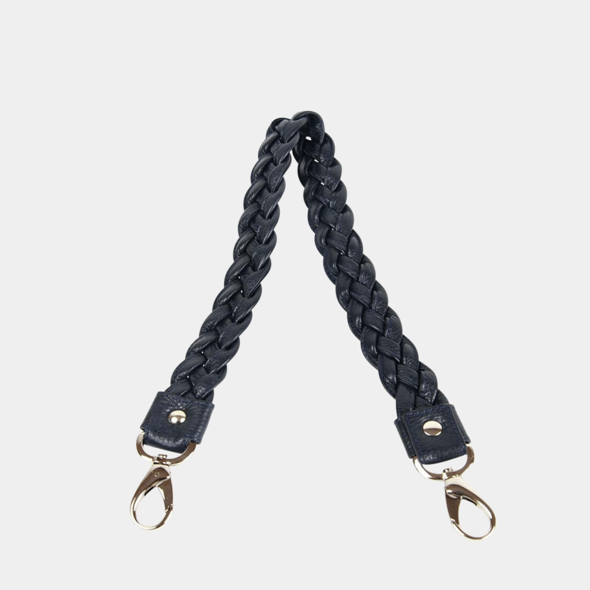 Flettet skulderstropp i klassisk Ku-skinn, sølvdetaljer. Hippi Grace Flettet Rund Skulderstropp i klassisk mørkeblå med sølvdetaljer. Ekte skinn. Norsk Design. Skinnstropp til veske. Skulderstropp til veske. Skinnveske tilbehør. Skulderstropp i ekte skinn med flette detaljer.