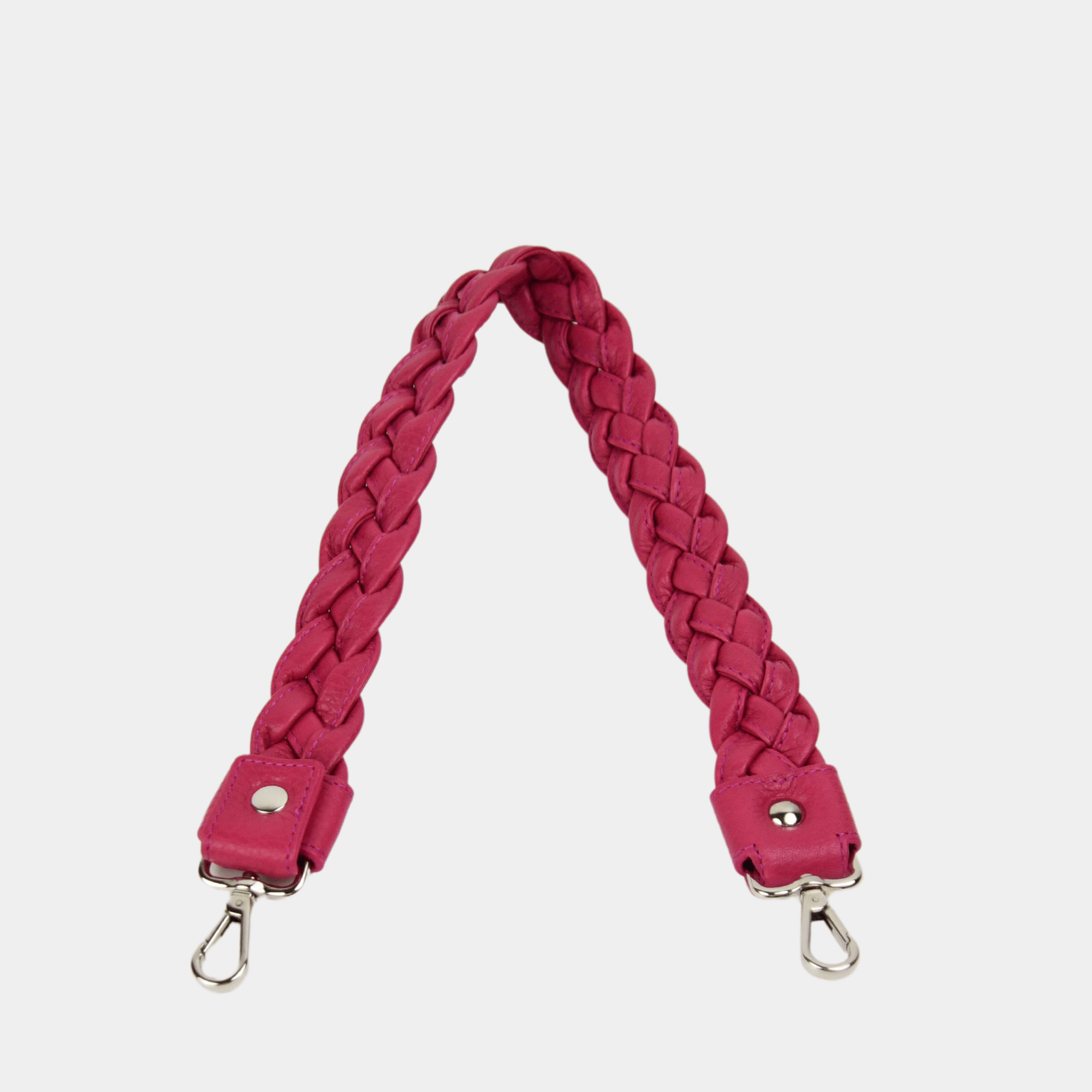 Flettet skulderstropp i Klassisk Ku-skinn, sølvdetaljer. Hippi Grace Flettet Rund Skulderstropp i klassisk rosa med sølvdetaljer. Ekte skinn. Norsk Design. Skinnstropp til veske. Skulderstropp til veske. Skinnveske tilbehør. Skulderstropp i ekte skinn med flette detaljer.