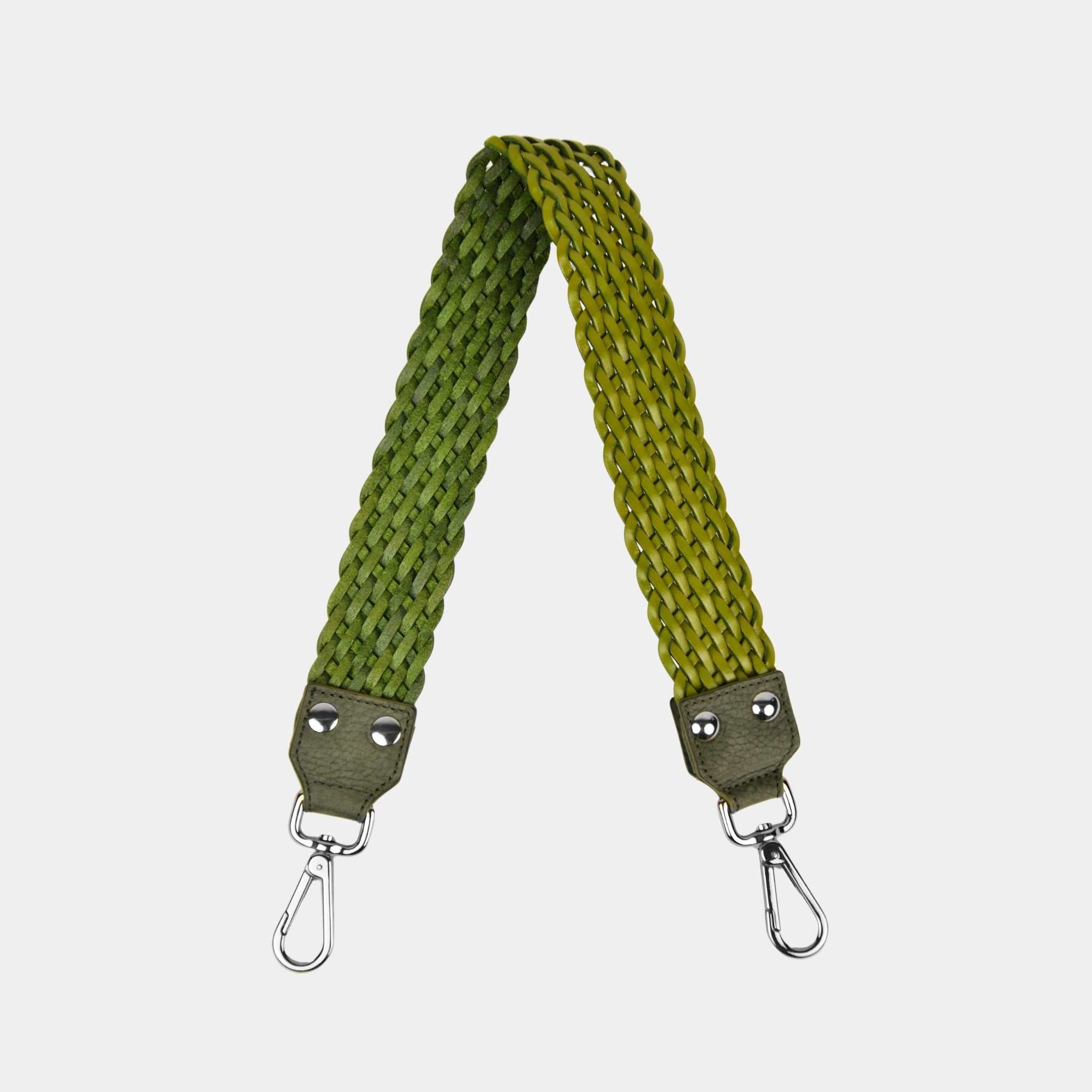 Flettet skulderstropp i Klassisk Ku-skinn, sølvdetaljer. Hippi Grace Flettet Flat Skulderstropp i Sort. Ekte skinn. Norsk Design. Skinnstropp til veske. Tilbehør til veske. Skulderveske tilbehør.