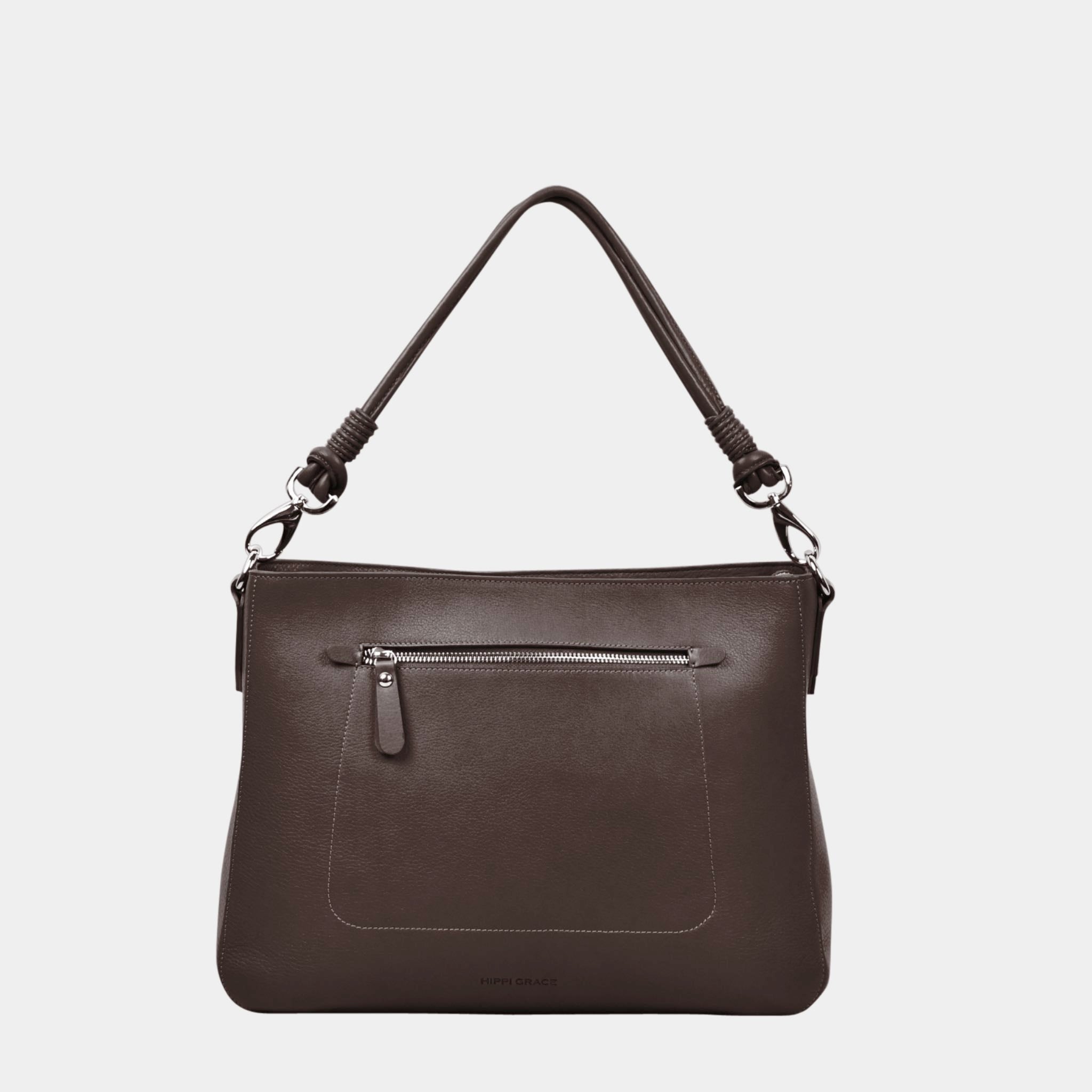 Jobbveske, Klassisk Ku-skinn, Skulderstropp, Crossbody stropp, Glidelås-lomme på framsiden, Glidelås-lukning. Hippi Grace Hamption i Bohem Luxe Mocca er en stor veske til dame i ekte skinn. Skinnvesken kommer med en skulderstropp og en regulerbar crossbody stropp. Den har er romslig og praktisk interiør med flere lommer innvendig, og glidelås lukking i topp. Hampton har et tidløst og praktisk design, som du aldri går lei av. Den er perfekt til Jobb, skole, reise og hverdag.