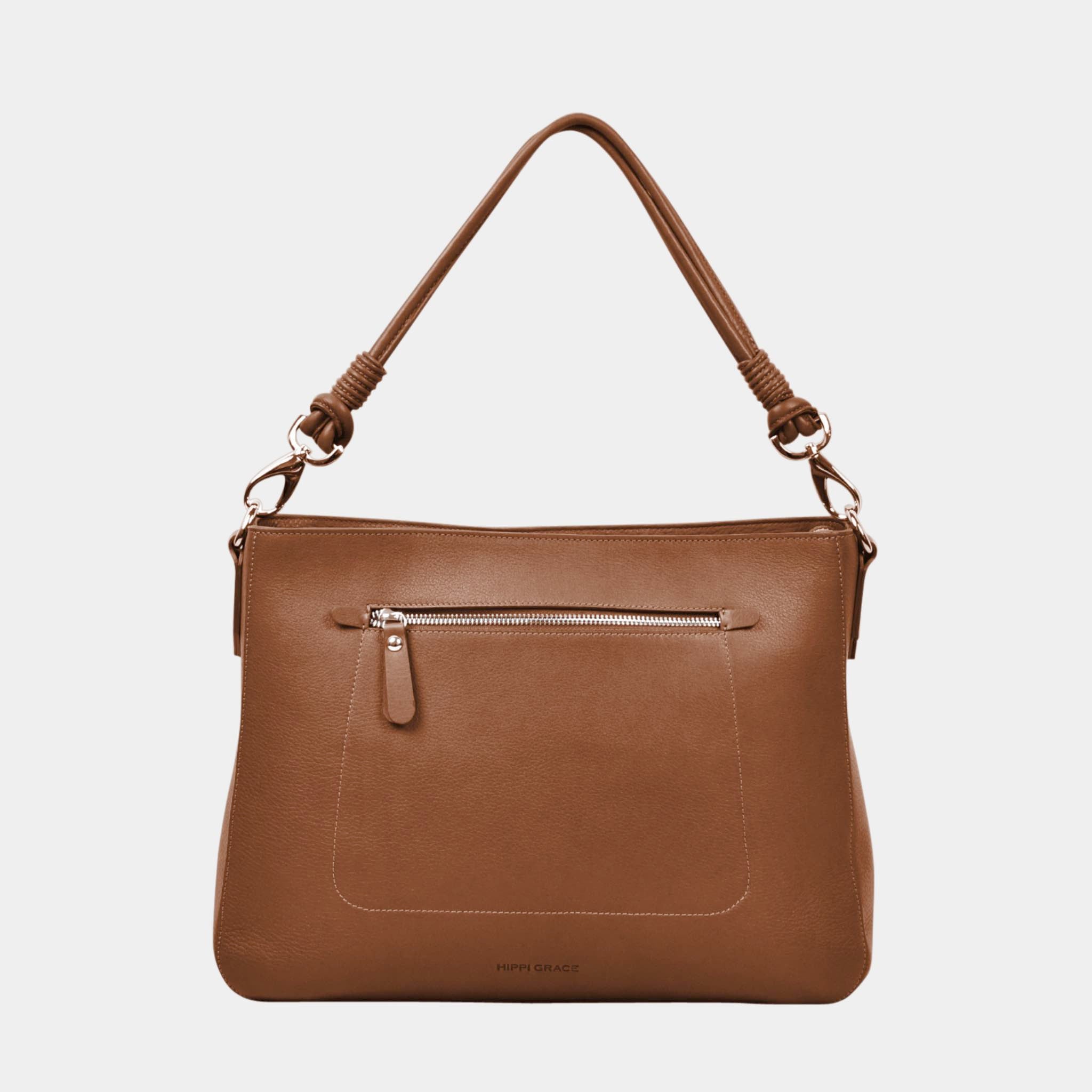 Jobbveske, Klassisk Ku-skinn, Skulderstropp, Crossbody stropp, Glidelås-lomme på framsiden, Glidelås-lukning. Hippi Grace Hamption i Bohem Luxe Tan med sølvdetaljer er en stor veske til dame i ekte skinn. Skinnvesken kommer med en skulderstropp og en regulerbar crossbody stropp. Den har er romslig og praktisk interiør med flere lommer innvendig, og glidelås lukking i topp. Hampton har et tidløst og praktisk design, som du aldri går lei av. Den er perfekt til Jobb, skole, reise og hverdag.