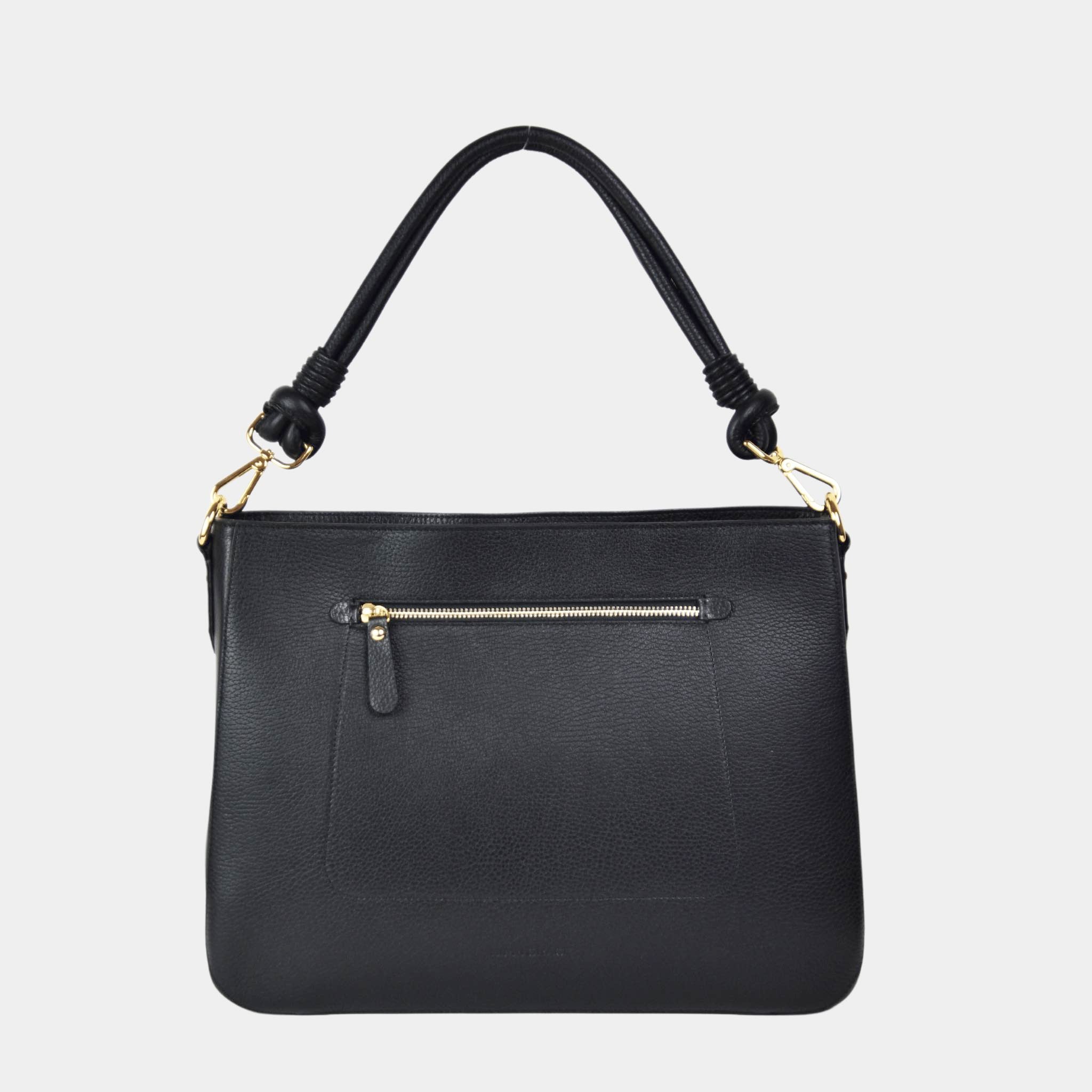 Jobbveske, Klassisk Ku-skinn, Skulderstropp, Crossbody stropp, Glidelås-lomme på framsiden, Glidelås-lukning. Hippi Grace Hamption i Klassisk Sort med Gull er en stor veske til dame i ekte skinn. Skinnvesken kommer med en skulderstropp og en regulerbar crossbody stropp. Den har er romslig og praktisk interiør med flere lommer innvendig, og glidelås lukking i topp. Hampton har et tidløst og praktisk design, som du aldri går lei av. Den er perfekt til Jobb, skole, reise og hverdag. Svart Veske Dame.