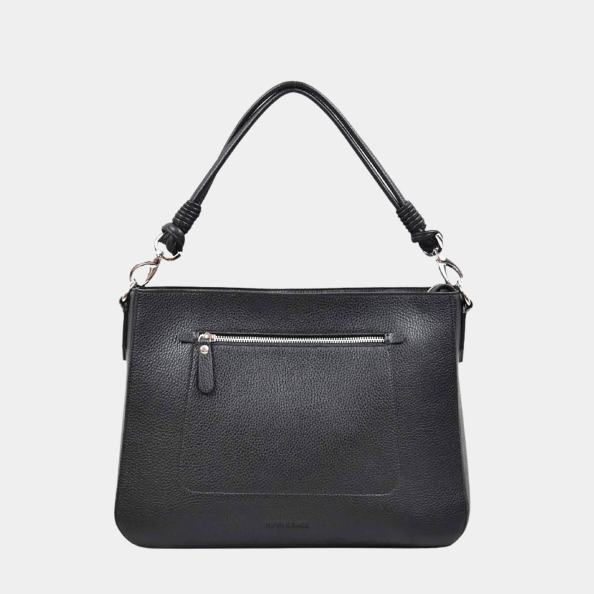 Jobbveske, Klassisk Ku-skinn, Skulderstropp, Crossbody stropp, Glidelås-lomme på framsiden, Glidelås-lukning. Hippi Grace Hamption i Klassisk Sort med Sølvdetaljer er en stor veske til dame i ekte skinn. Skinnvesken kommer med en skulderstropp og en regulerbar crossbody stropp. Den har er romslig og praktisk interiør med flere lommer innvendig, og glidelås lukking i topp. Hampton har et tidløst og praktisk design, som du aldri går lei av. Den er perfekt til Jobb, skole, reise og hverdag. Svart Veske Dame.