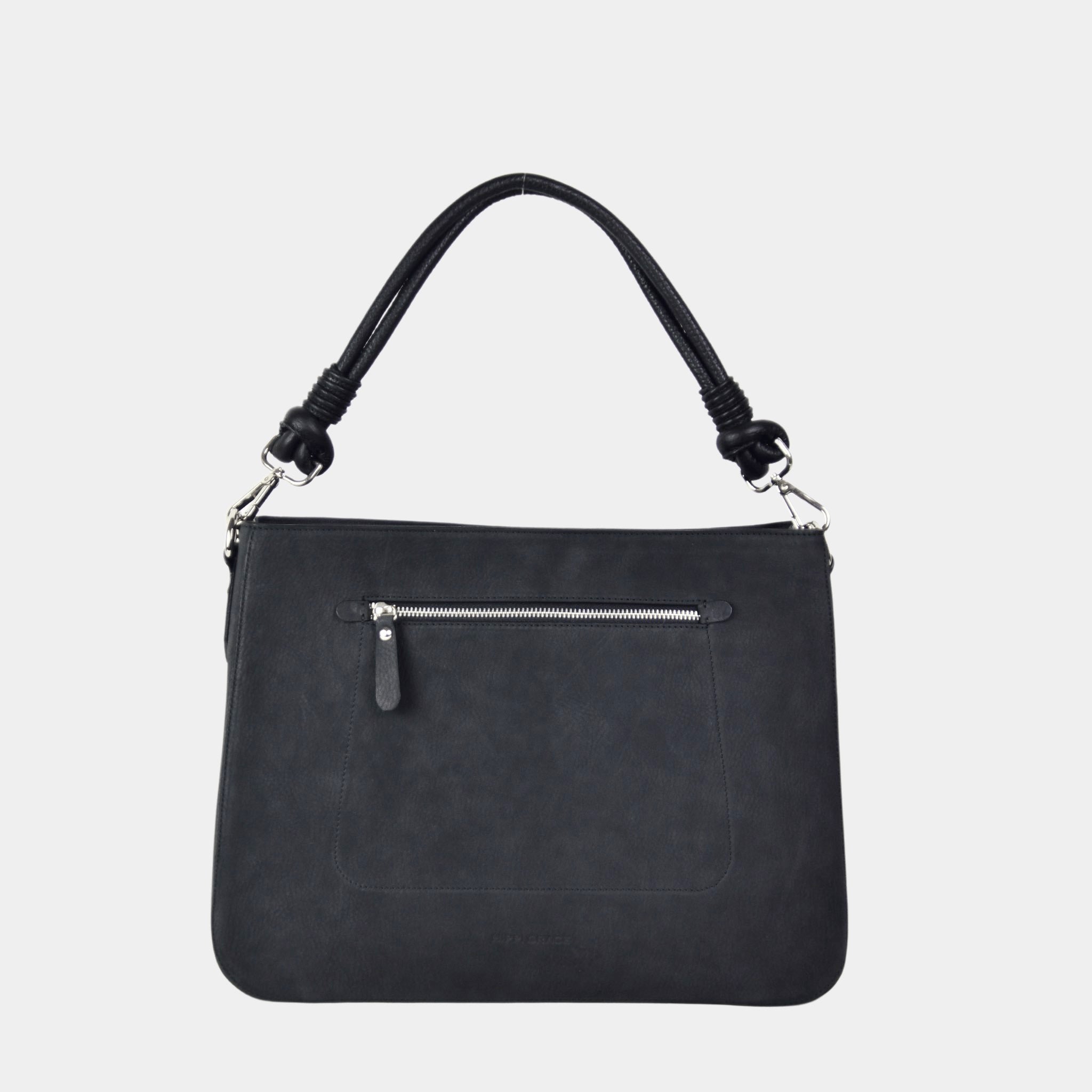 Jobbveske, Nobuck Ku-skinn, Skulderstropp, Crossbody stropp, Glidelås-lomme på framsiden, Glidelås-lukning. Hippi Grace Hamption i Nobuck Sort med Sølvdetaljer er en stor veske til dame i ekte skinn. Skinnvesken kommer med en skulderstropp og en regulerbar crossbody stropp. Den har er romslig og praktisk interiør med flere lommer innvendig, og glidelås lukking i topp. Hampton har et tidløst og praktisk design, som du aldri går lei av. Den er perfekt til Jobb, skole, reise og hverdag. Svart Veske Dame.