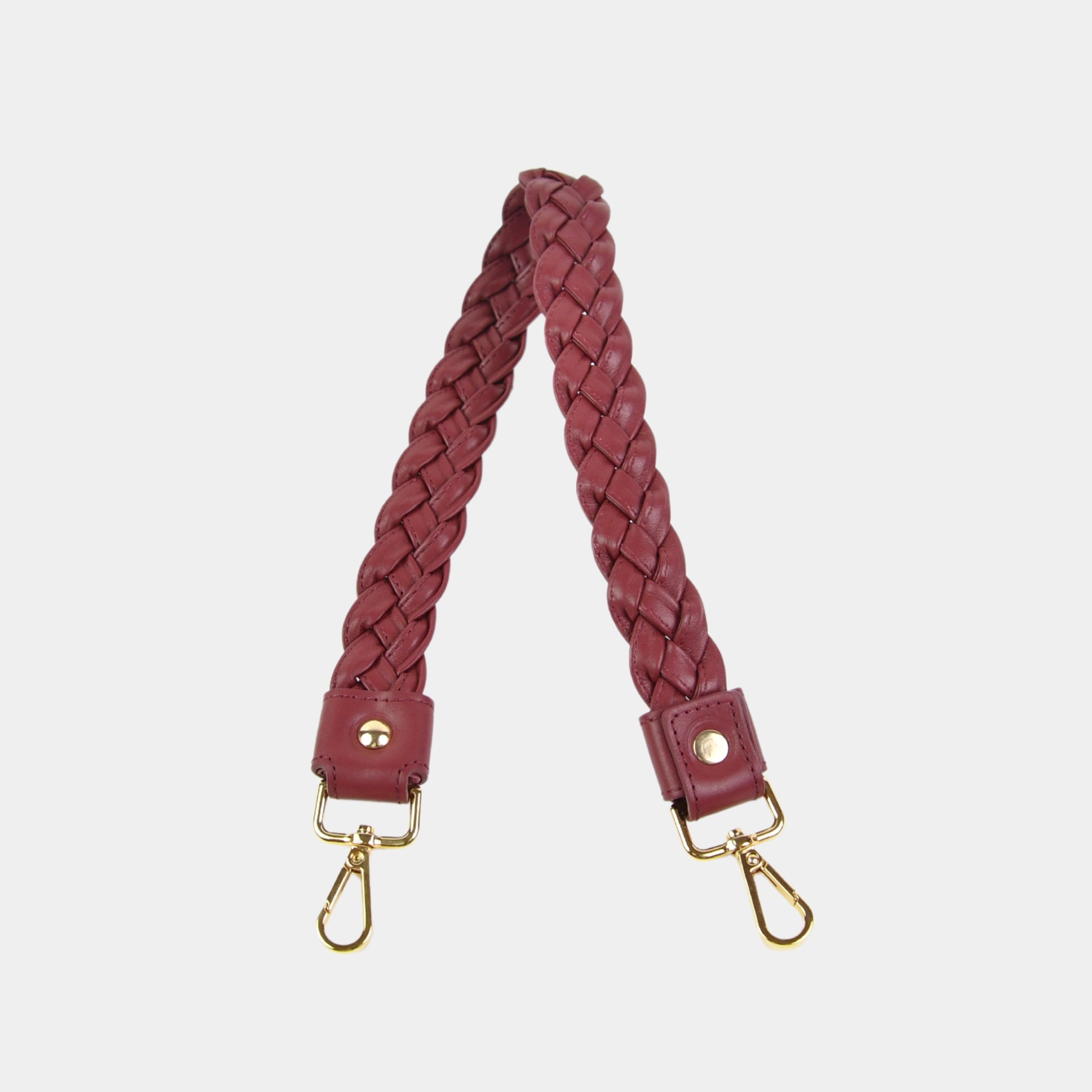 Flettet skulderstropp i Klassisk Ku-skinn, gull. Hippi Grace Flettet Rund Skulderstropp i Lush Merlot med gulldetaljer. Ekte skinn. Norsk Design. Skinnstropp til veske. Skulderstropp til veske. Skinnveske tilbehør.