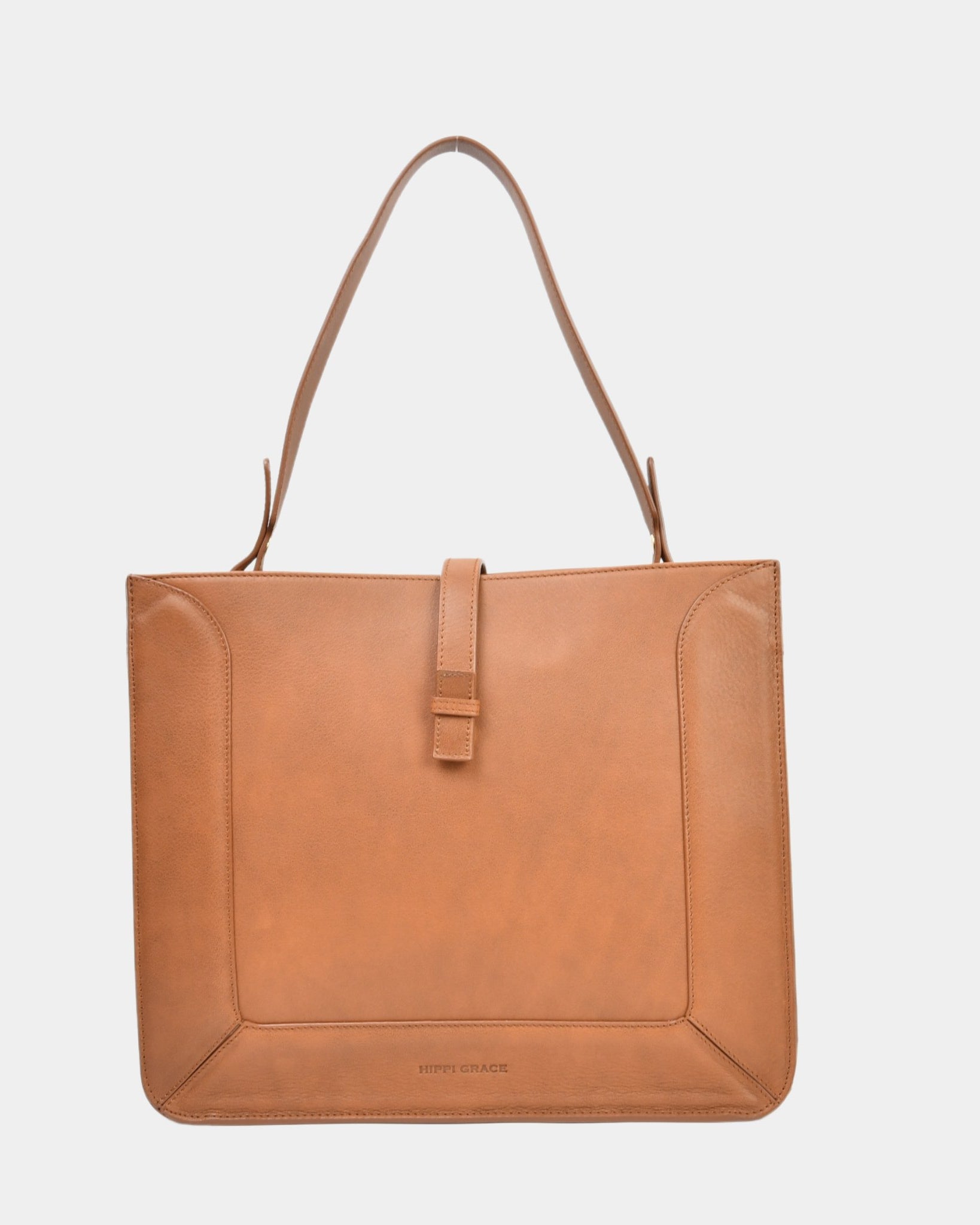 Stor Skulderveske til dame i ekte skinn. Lysebrun jobbveske. Lysebrun Skinnveske. Brun veske dame. Hverdagsveske i ekte skinn. Skoleveske i ekte skinn. Hippi Grace. Norsk design. Hippi Grace Poggio i fargen Bohem Luxe Tan. Veske dame brun. Skinn Veske Dame. Skulder Veske dame. Stor veske. Vesken kommer med en avtagbar skulderstropp. ekte skinn. Miljøvennlig. Bærekraftig mote.