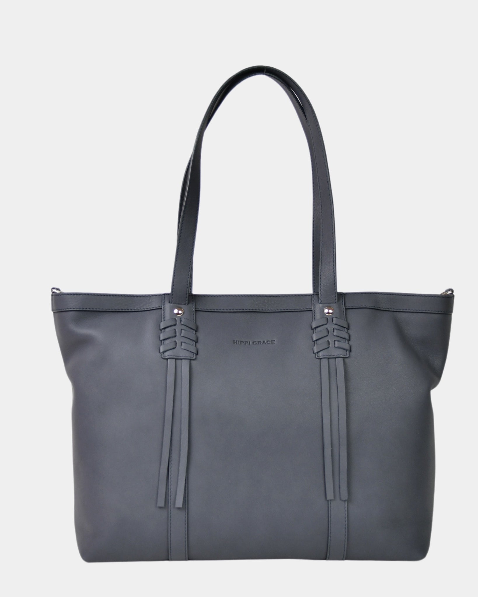 Hippi Grace Ibiza i fargen bohem luxe indigo er en stor tote veske til dame i ekte skinn. Den har et praktisk og romslig interiør med flere lommer og glidelås lukking i topp. Den har pene frynse detaljer i front, og lange skulderremmer. Ibiza har et unikt og tidløst design du aldri går lei av. Skinnvesken er perfekt til jobb, skole, reise og hverdag. Norsk design. Stor veske dame. Stor Skulderveske i ekte skinn. Tote bag med sølvdetaljer.