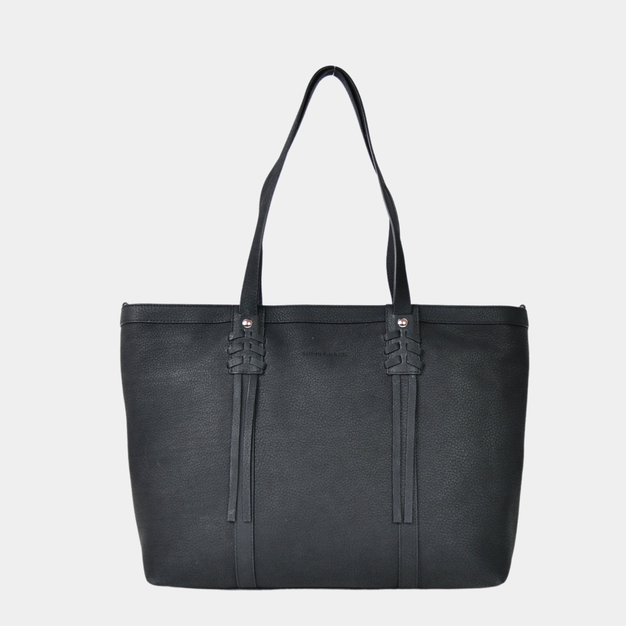 Hippi Grace Ibiza i fargen klassisk sort er en stor tote veske til dame i ekte skinn. Den har et praktisk og romslig interiør med flere lommer og glidelås lukking i topp. Den har pene frynse detaljer i front, og lange skulderremmer. Ibiza har et unikt og tidløst design du aldri går lei av. Skinnvesken er perfekt til jobb, skole, reise og hverdag. Norsk design. Stor veske dame. Stor Skulderveske i ekte Nobuck skinn. Tote bag. Svart veske. Sort veske. Bilde av forsiden til vesken.