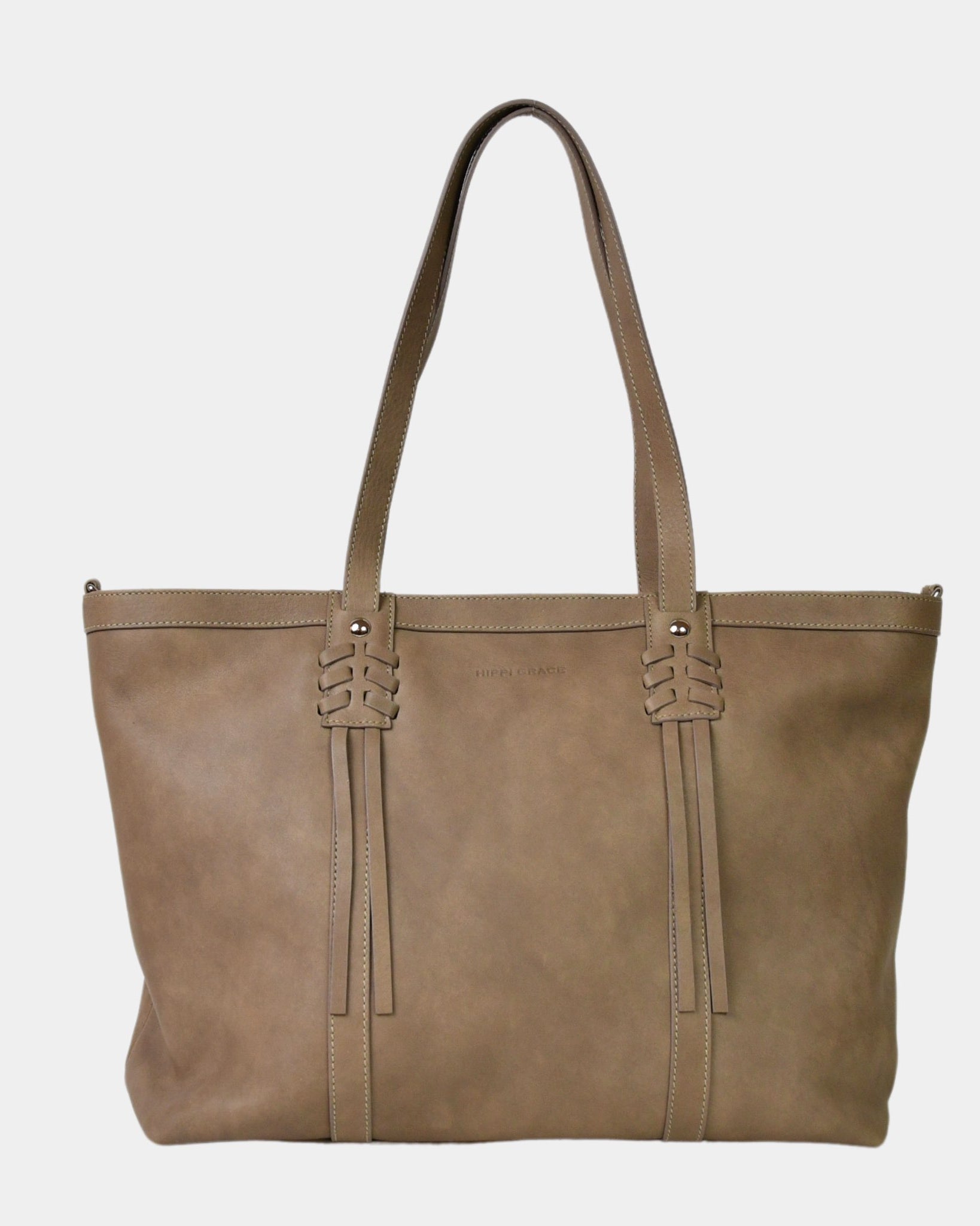 Hippi Grace Ibiza i fargen bohem luxe beige er en stor tote veske til dame i ekte skinn. Den har et praktisk og romslig interiør med flere lommer og glidelås lukking i topp. Den har pene frynse detaljer i front, og lange skulderremmer. Ibiza har et unikt og tidløst design du aldri går lei av. Skinnvesken er perfekt til jobb, skole, reise og hverdag. Norsk design. Stor veske dame. Stor Skulderveske i ekte skinn. Tote bag med sølvdetaljer.