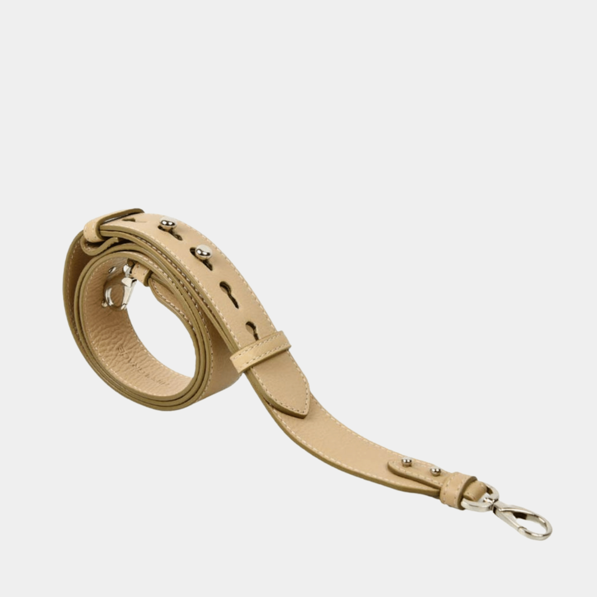 Skulderstropp, Klassisk Ku-skinn, crossbody lengde, regulerbare knapper, sølv detaljer. Hippi Grace Crossbody stropp klassisk med studs i fargen boheme beige med sølv. Beige skinnstropp med sølvdetaljer til veske. Tilbehør til veske. Norsk Design.