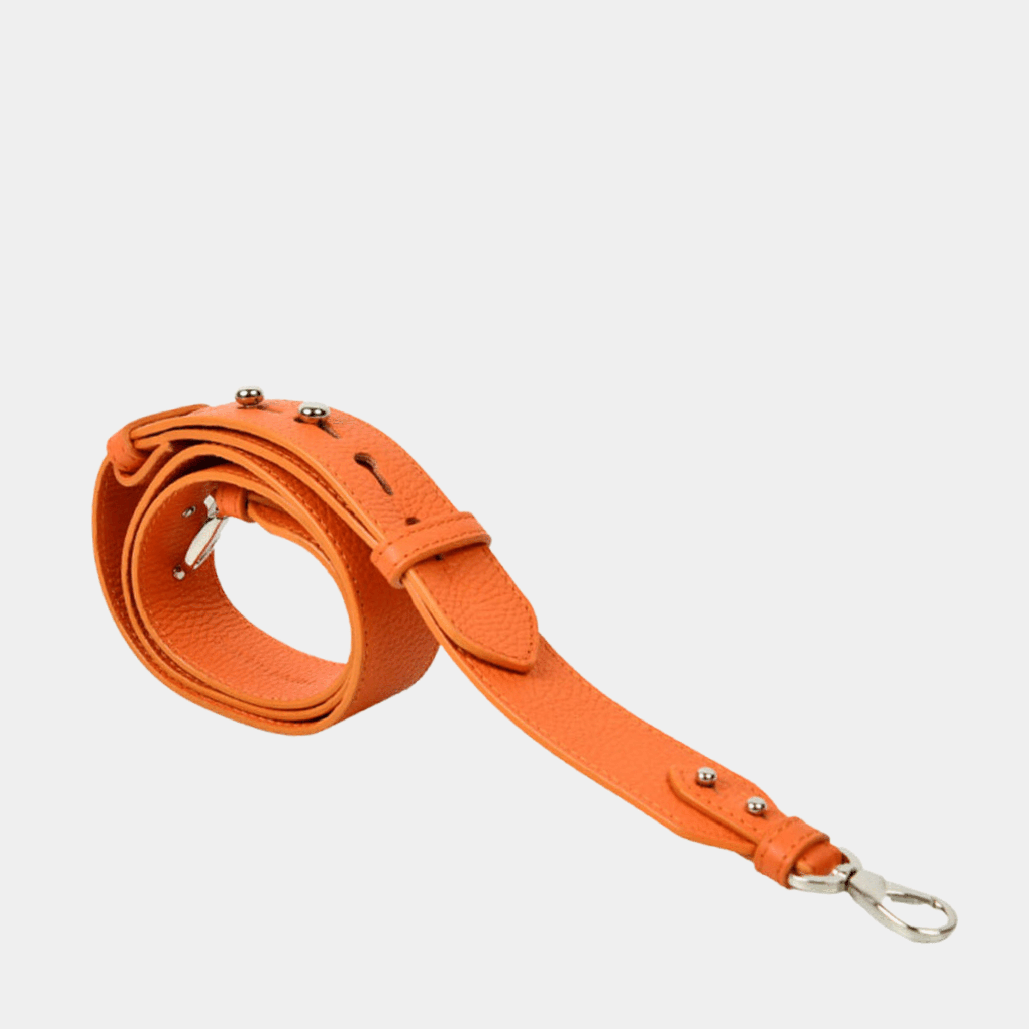 Skulderstropp, Klassisk Ku-skinn, crossbody lengde, regulerbare knapper, sølv detaljer. Hippi Grace Crossbody stropp klassisk med studs i fargen klassisk orange med sølv. Oransje skinnstropp med sølvdetaljer til veske. Tilbehør til veske. Norsk Design.