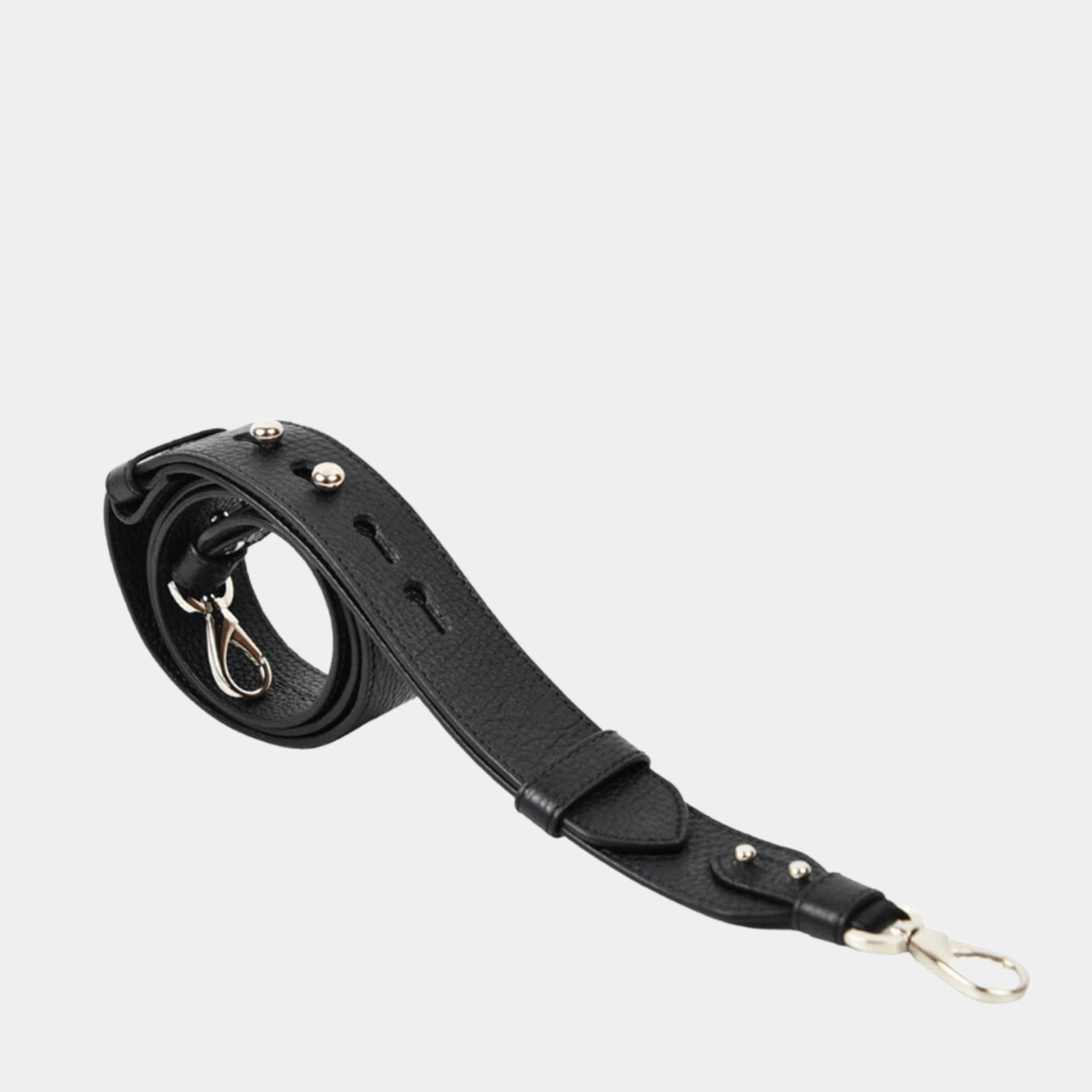 Skulderstropp, Klassisk Ku-skinn, crossbody lengde, regulerbare knapper, sølv detaljer. Hippi Grace Crossbody stropp klassisk med studs i fargen klassisk sort med sølv. Svart skinnstropp med sølvdetaljer til veske. Tilbehør til veske. Norsk Design.